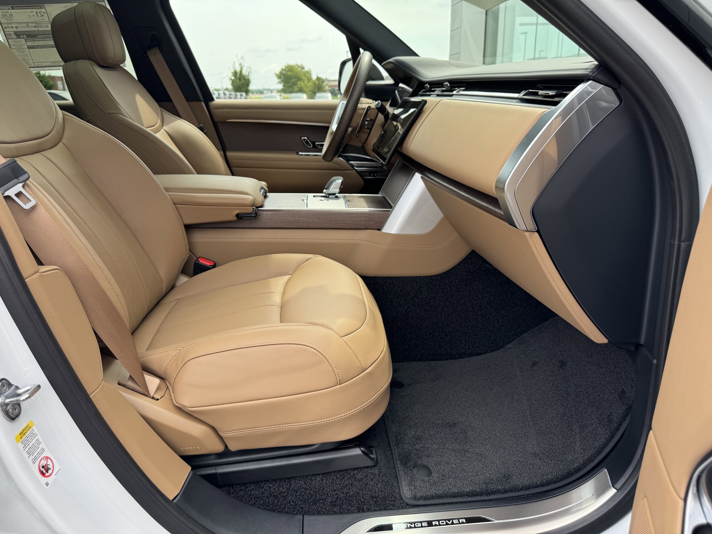 2025 Land Rover Range Rover SE photo 3