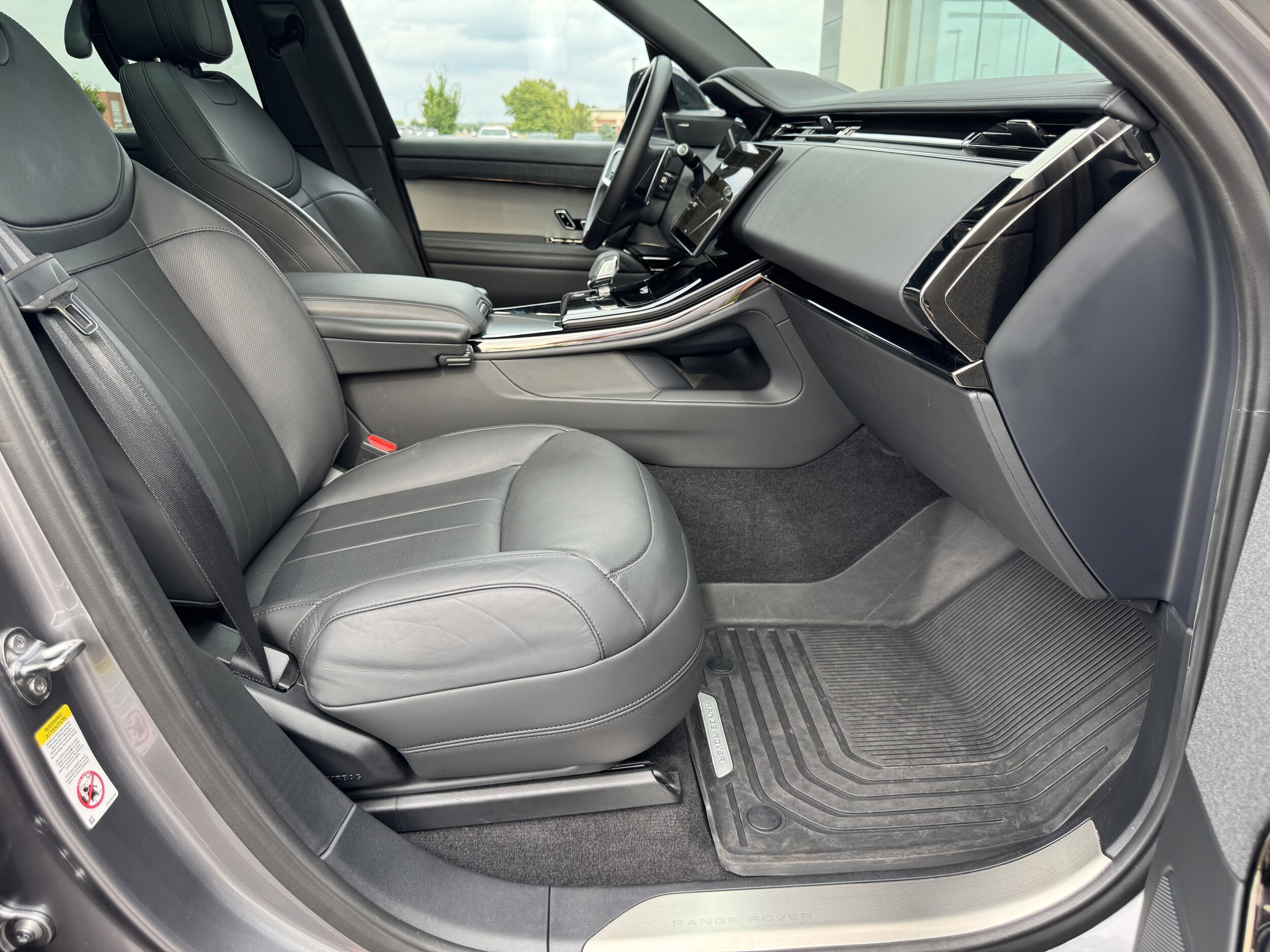2024 Land Rover Range Rover Sport SE photo 2