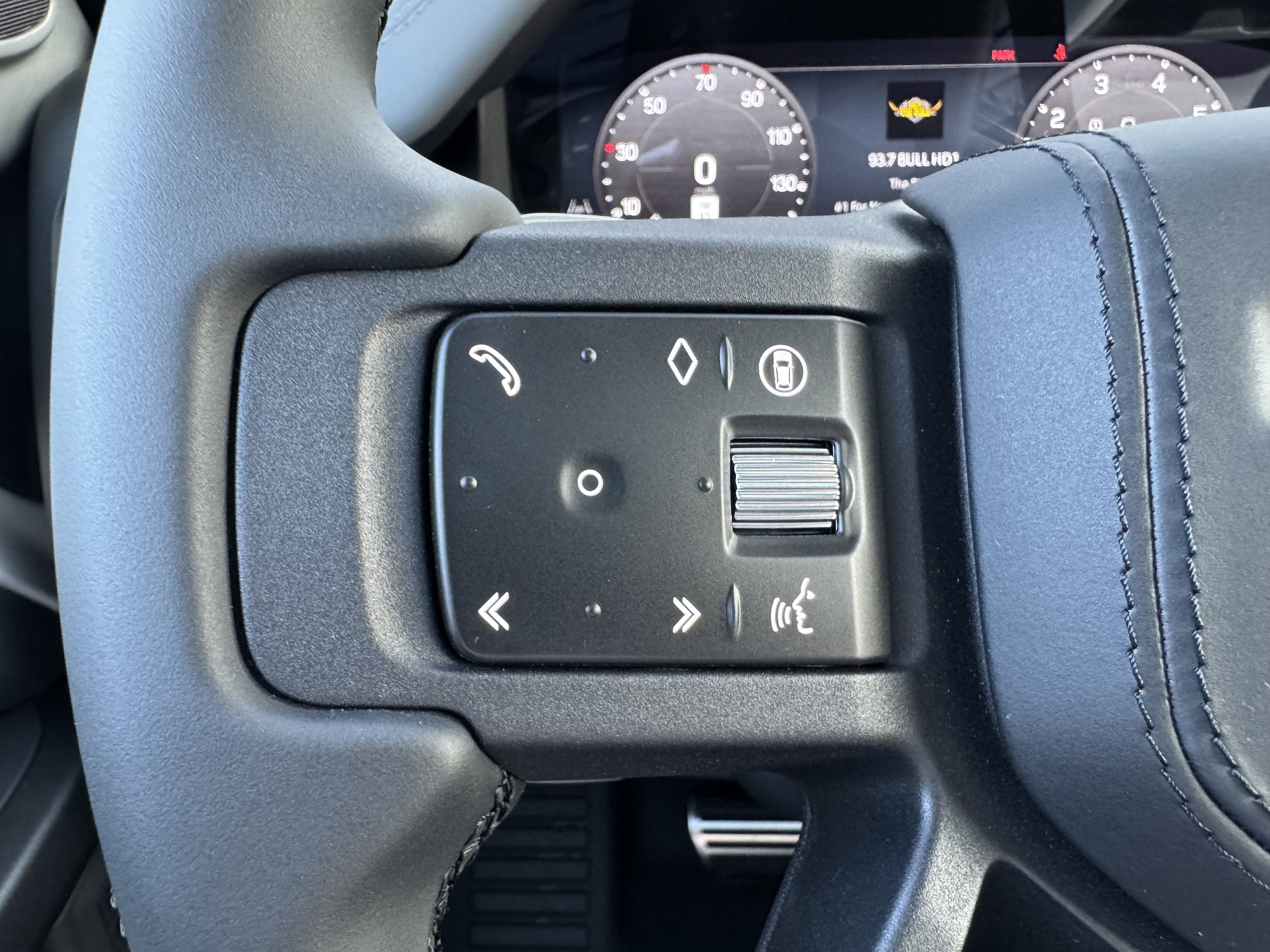 2026 Land Rover Defender V8 - Photo 17