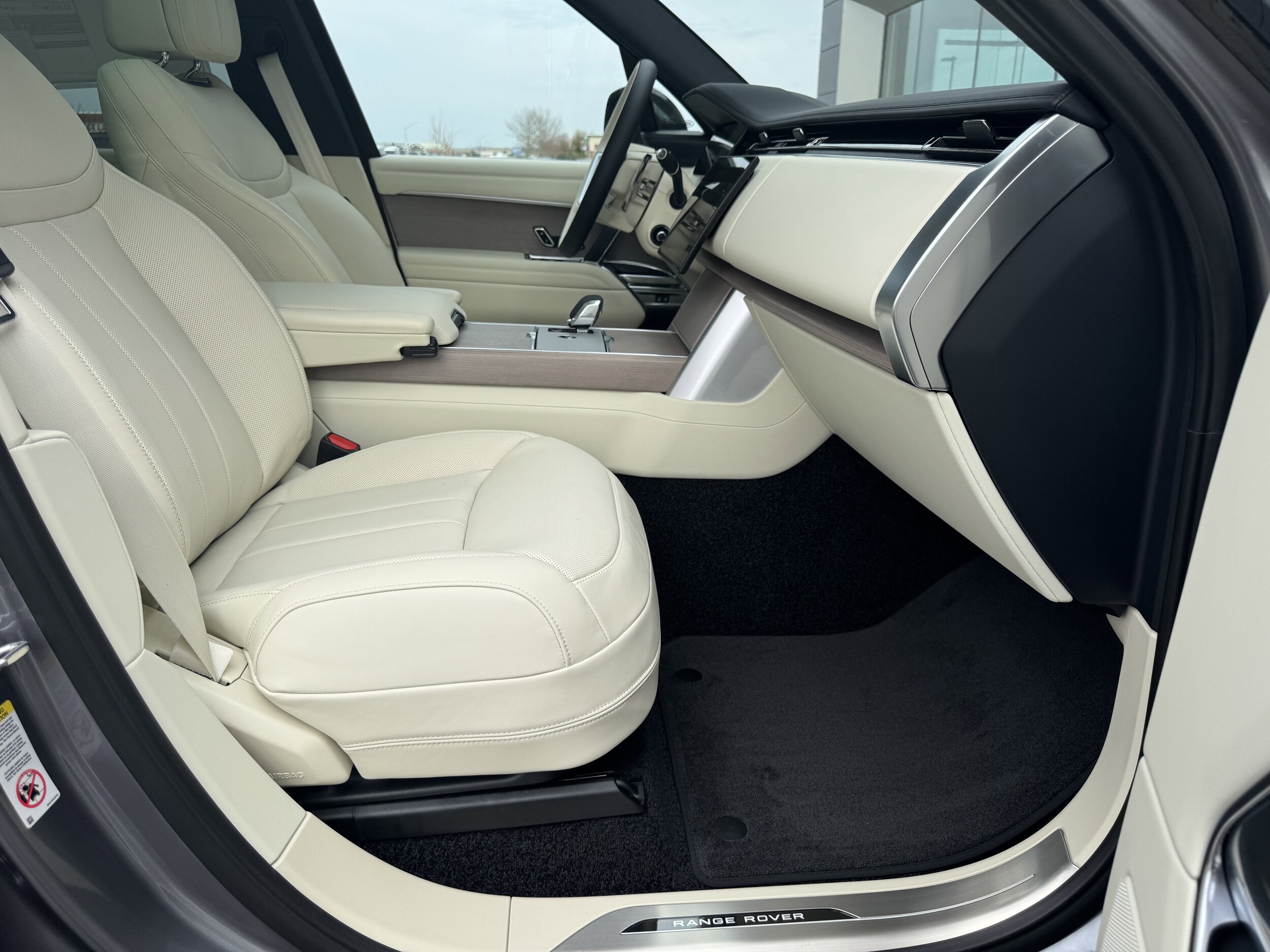 2025 Land Rover Range Rover SE photo 3