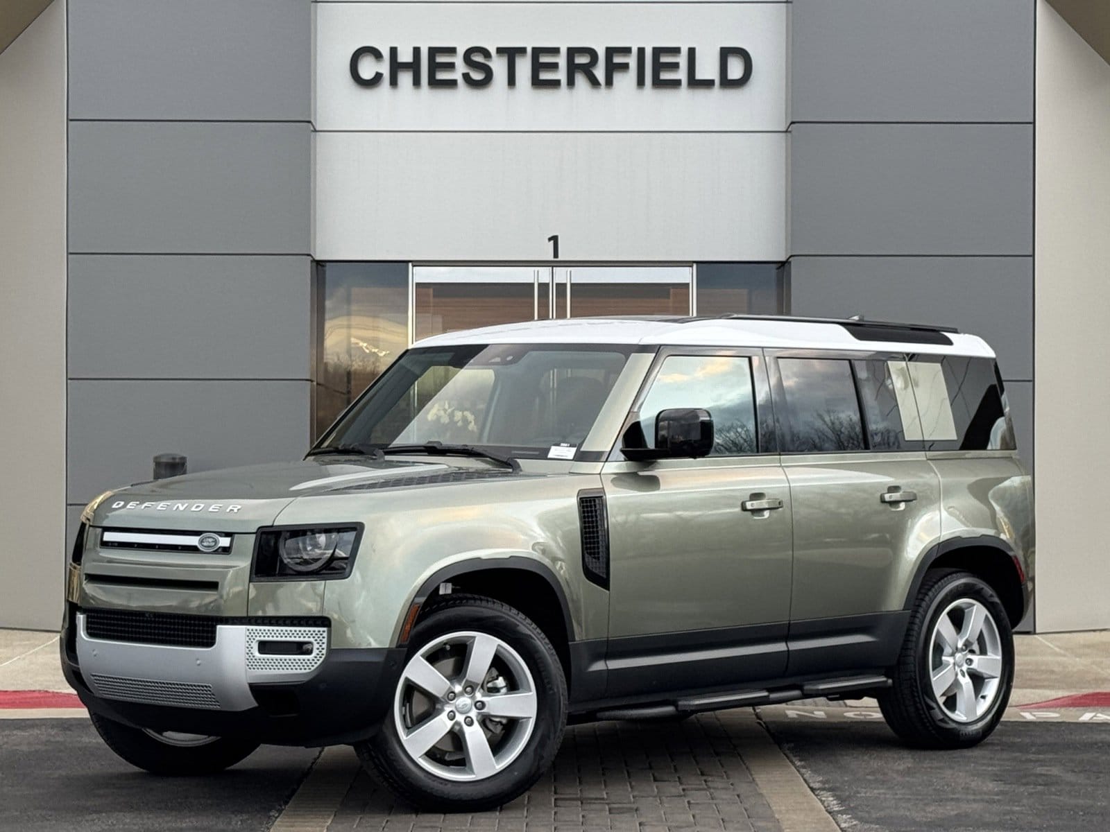 2025 Land Rover Defender S's photo