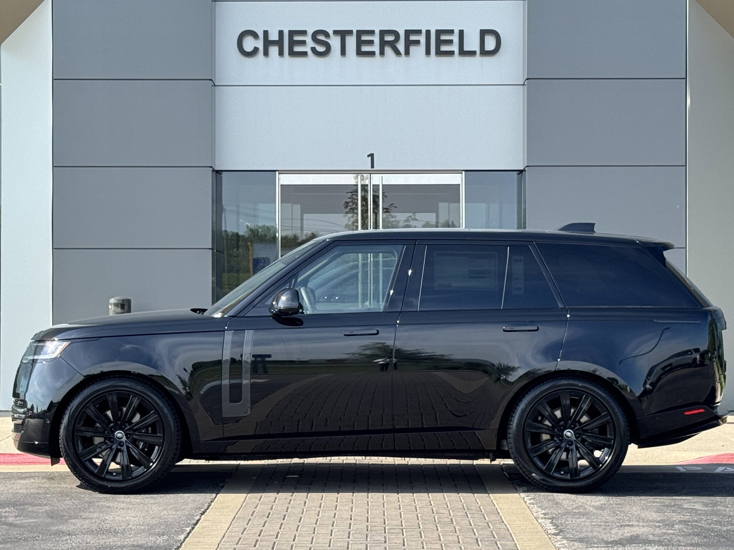 2025 Land Rover Range Rover SE photo 2