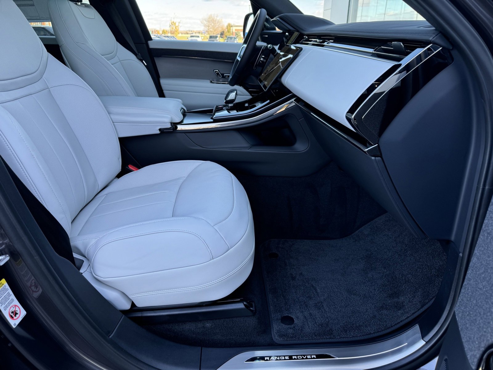 2025 Land Rover Range Rover Sport SE photo 3