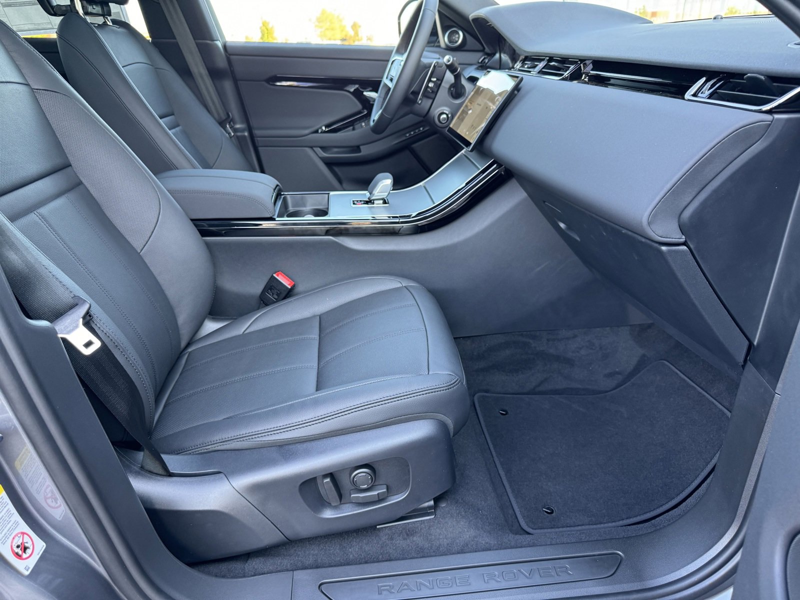 2025 Land Rover Range Rover Evoque S photo 3