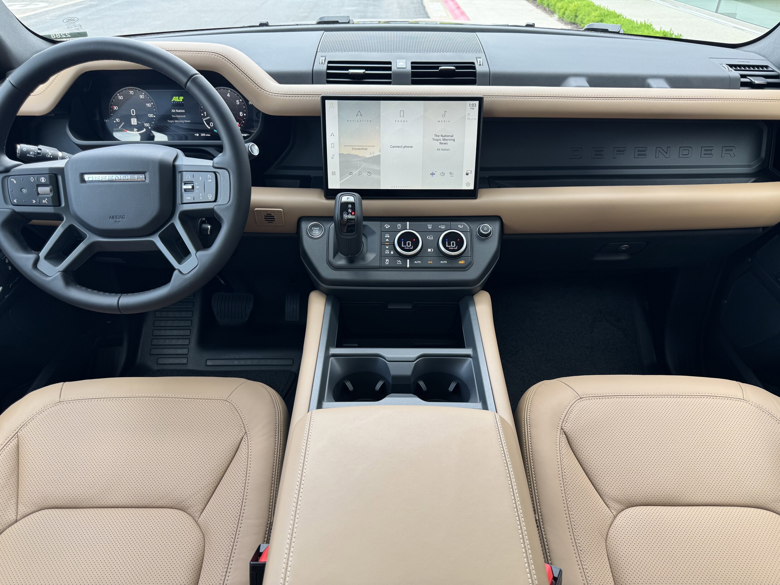 2025 Land Rover Defender 130 S photo 4