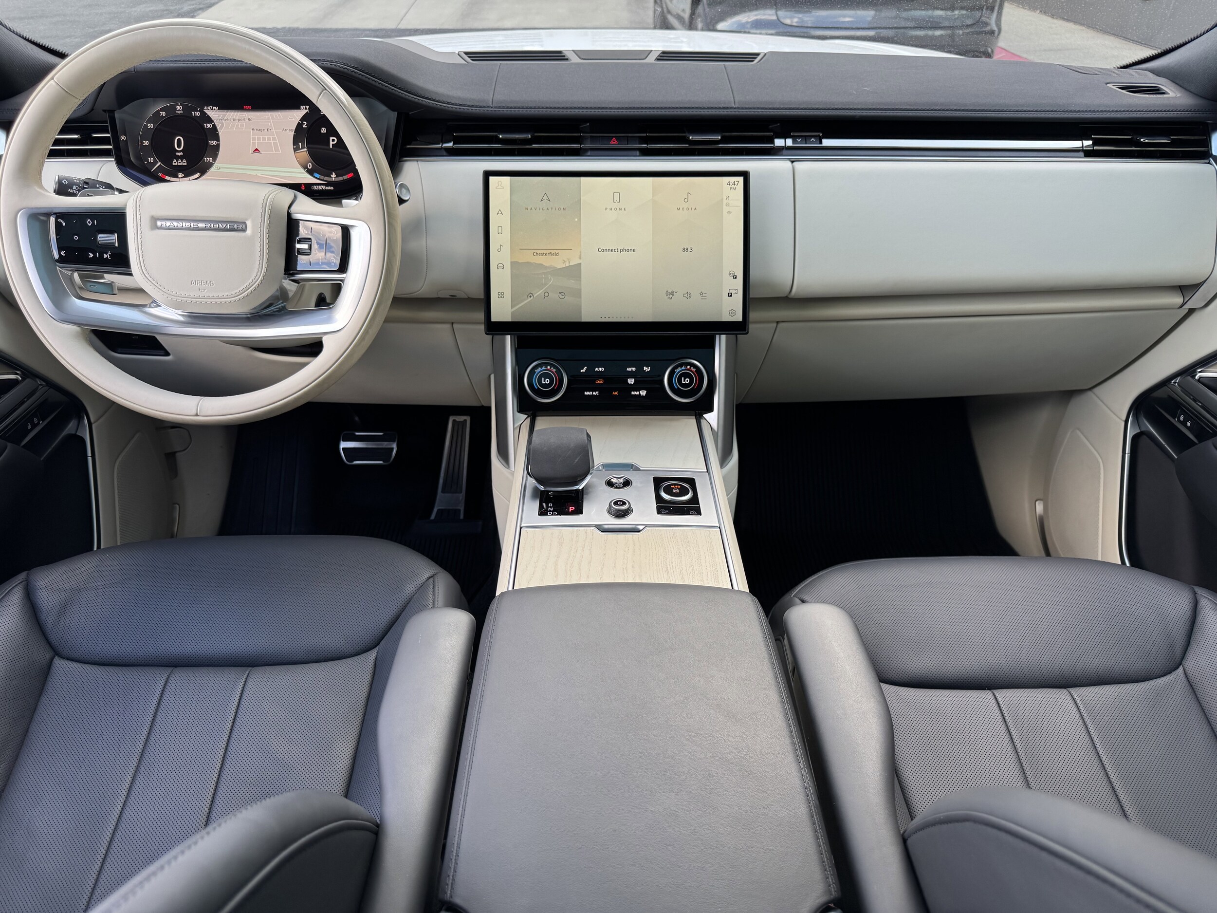 2023 Land Rover Range Rover SE photo 4