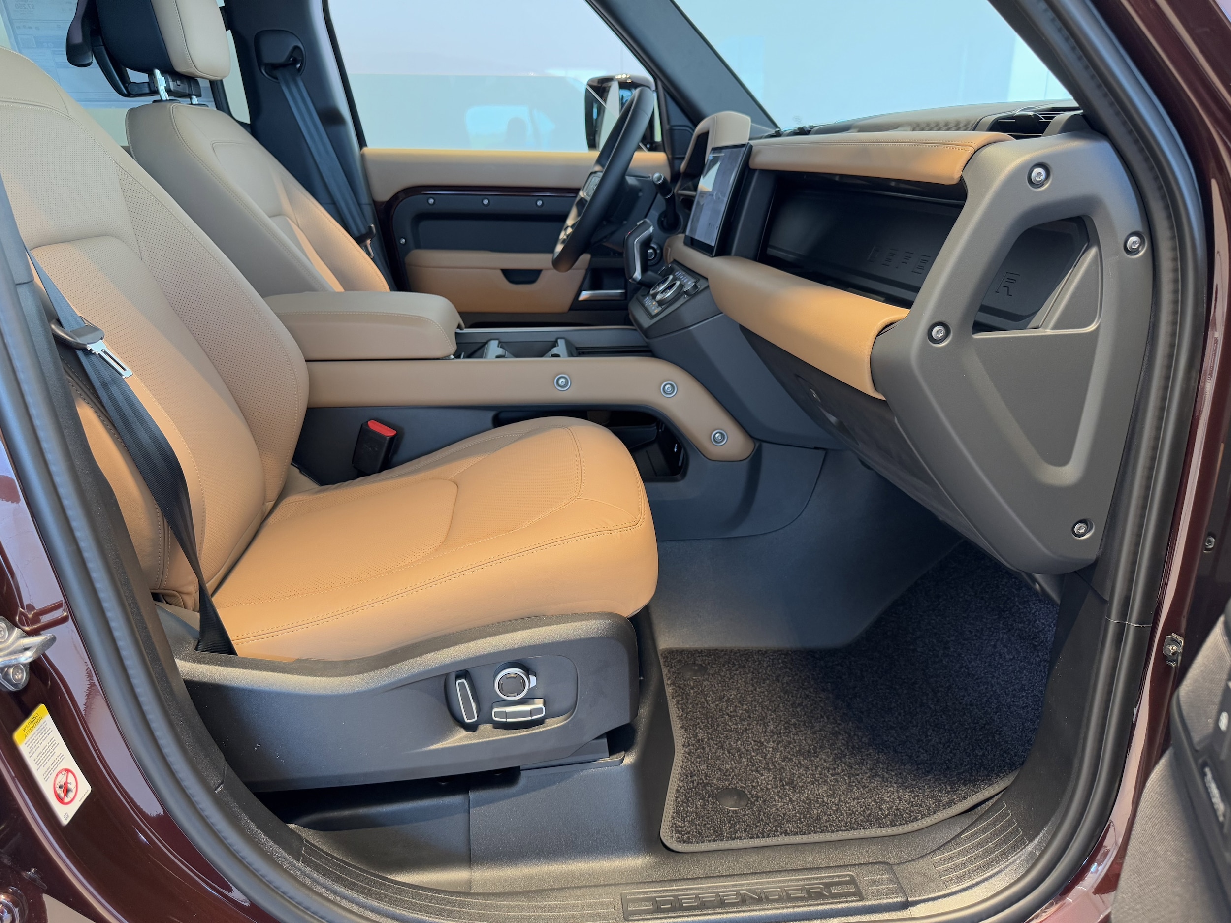 2025 Land Rover Defender 130 X-Dynamic SE photo 3