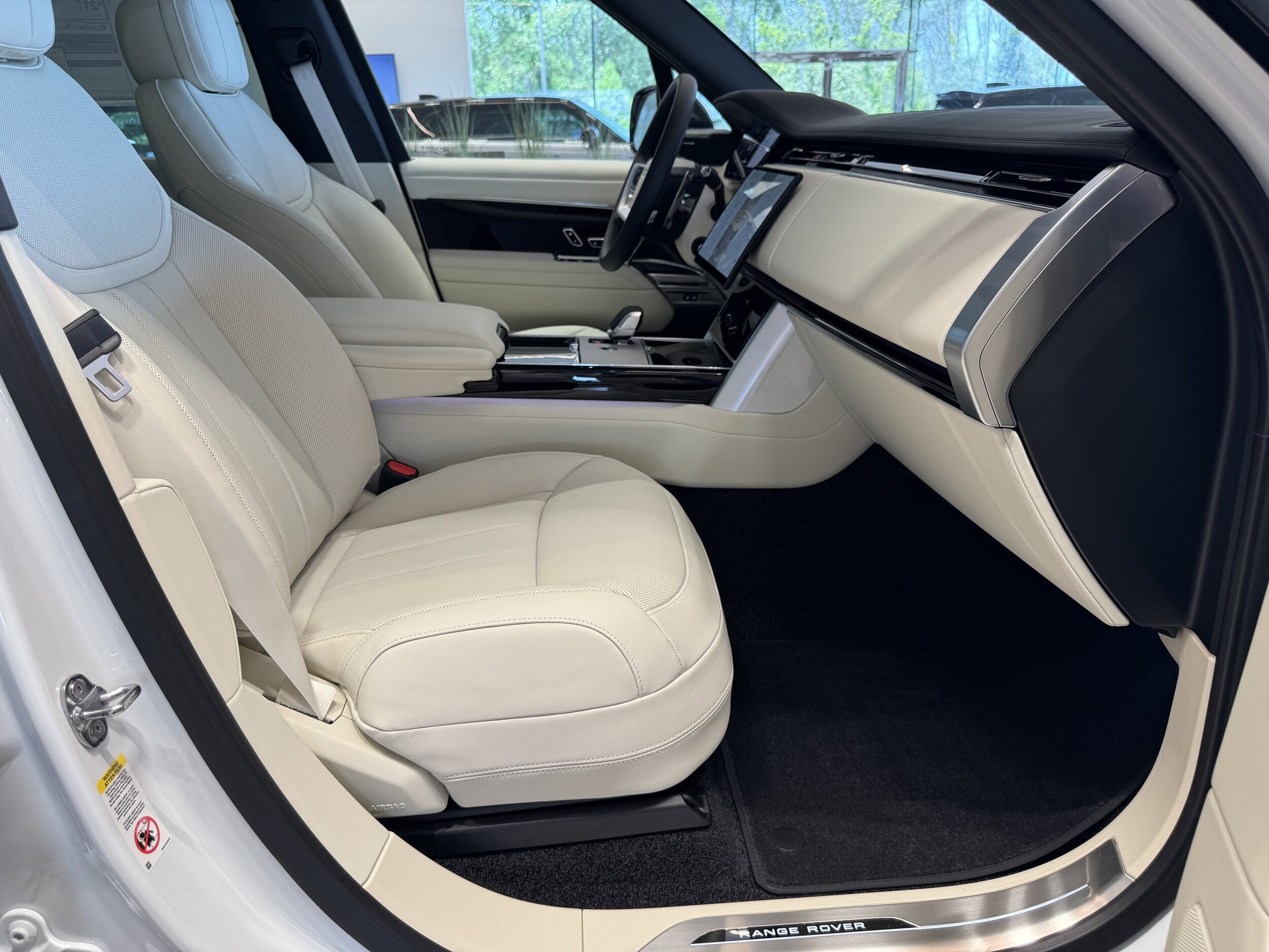 2025 Land Rover Range Rover SE photo 3