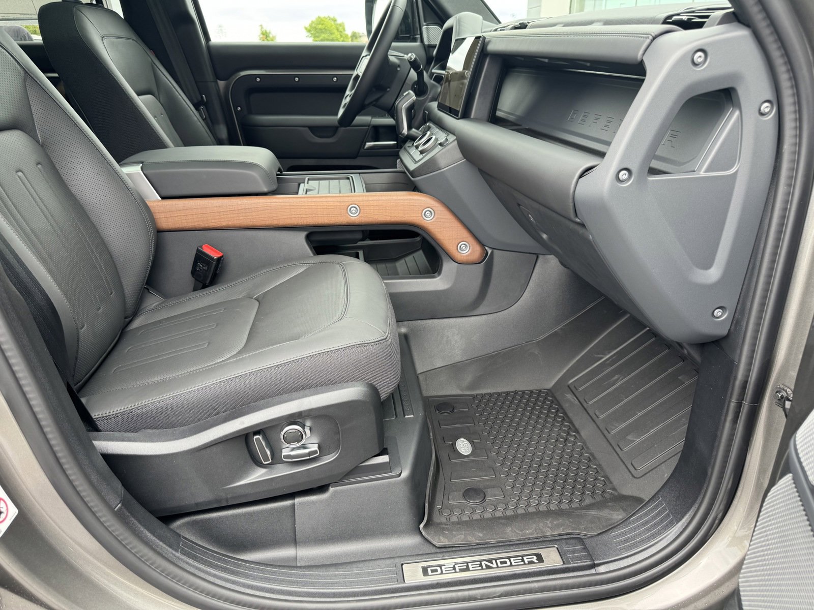 2024 Land Rover Defender 130 X photo 3