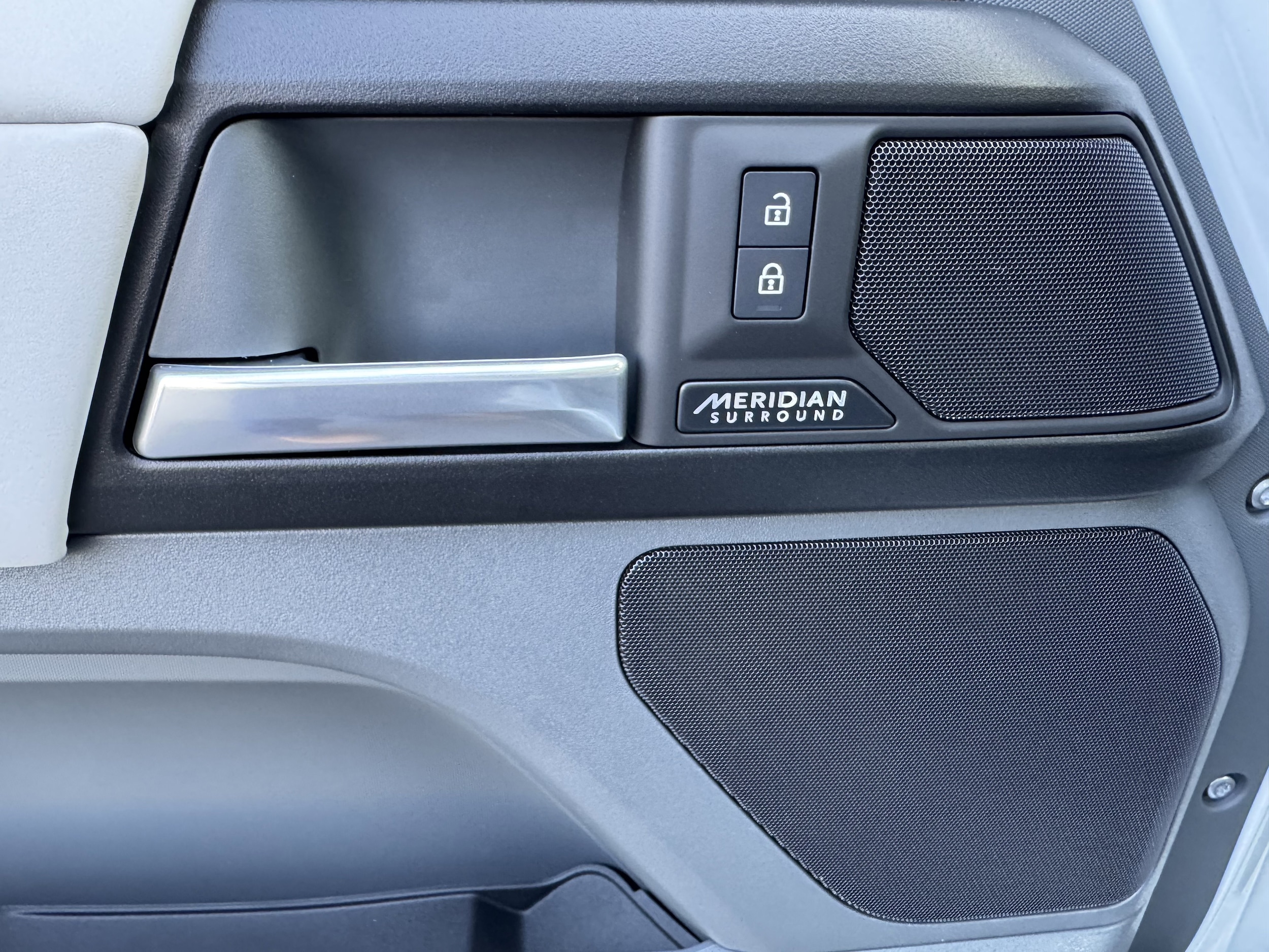 2026 Land Rover Defender V8 - Photo 12