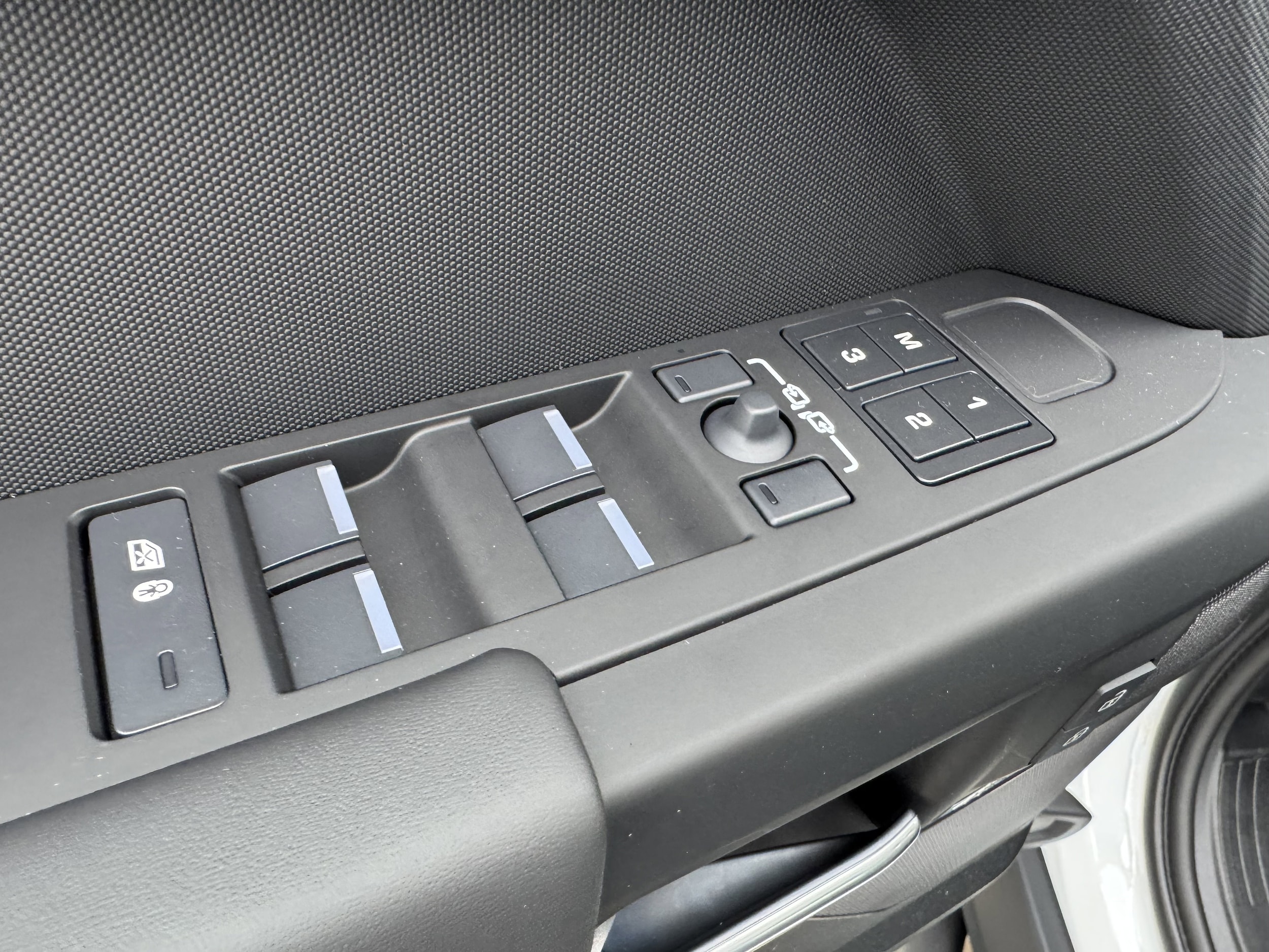 2026 Land Rover Defender X-Dynamic SE - Photo 11