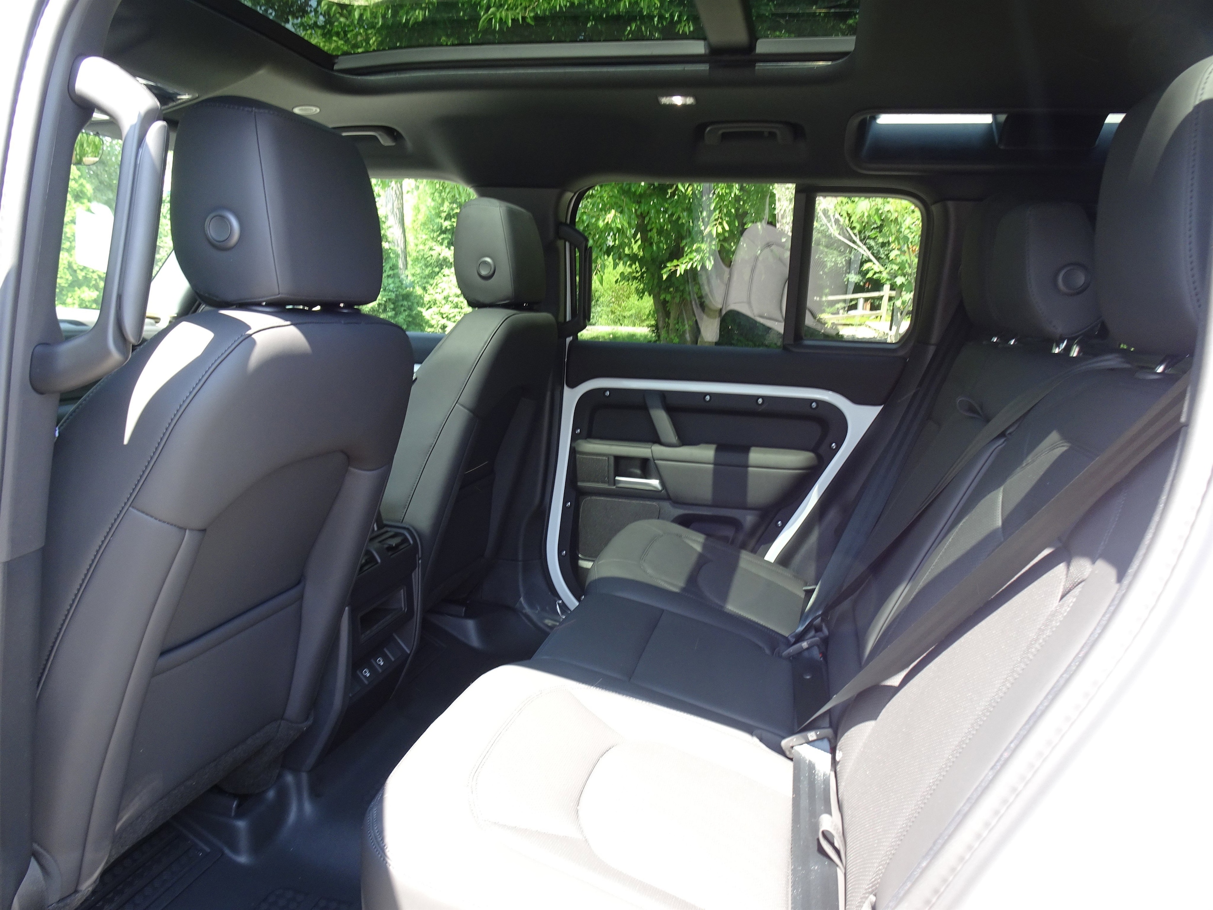 2025 Land Rover Defender S - Photo 11