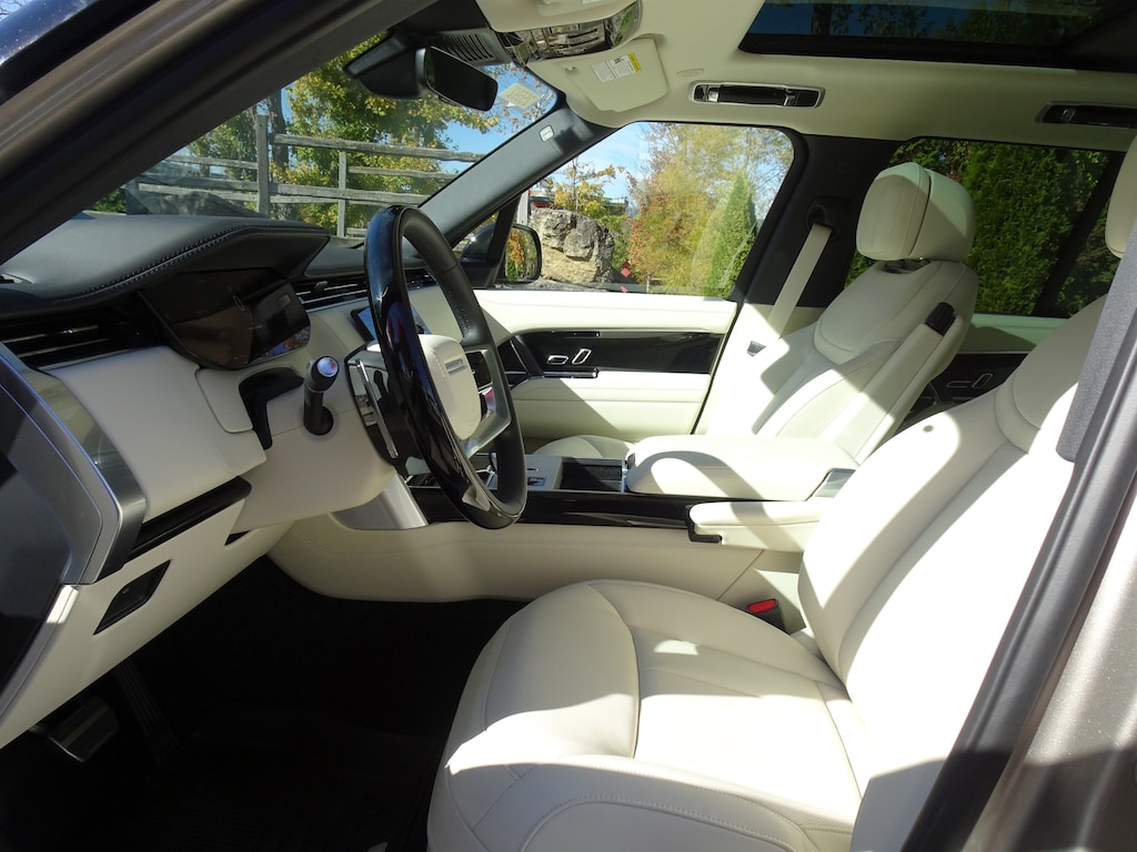 New 2025 Land Rover Range Rover SE P530 SE SWB