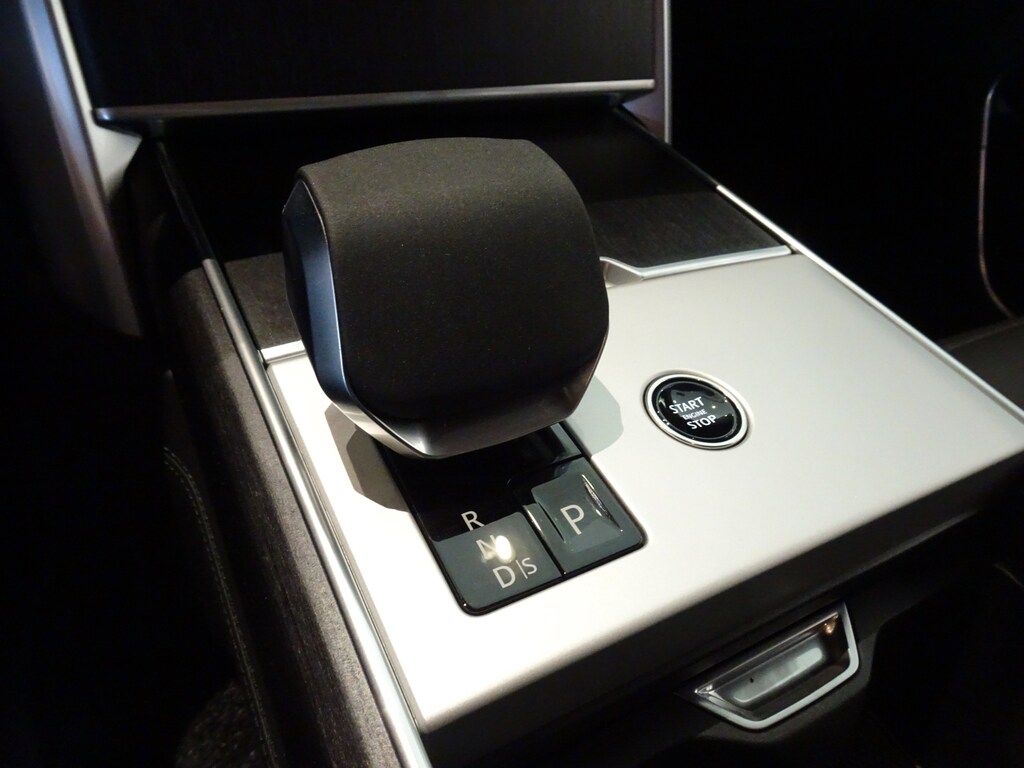 New 2025 Land Rover Range Rover SE LWB 7-Seat P530 SE LWB 7 Seat