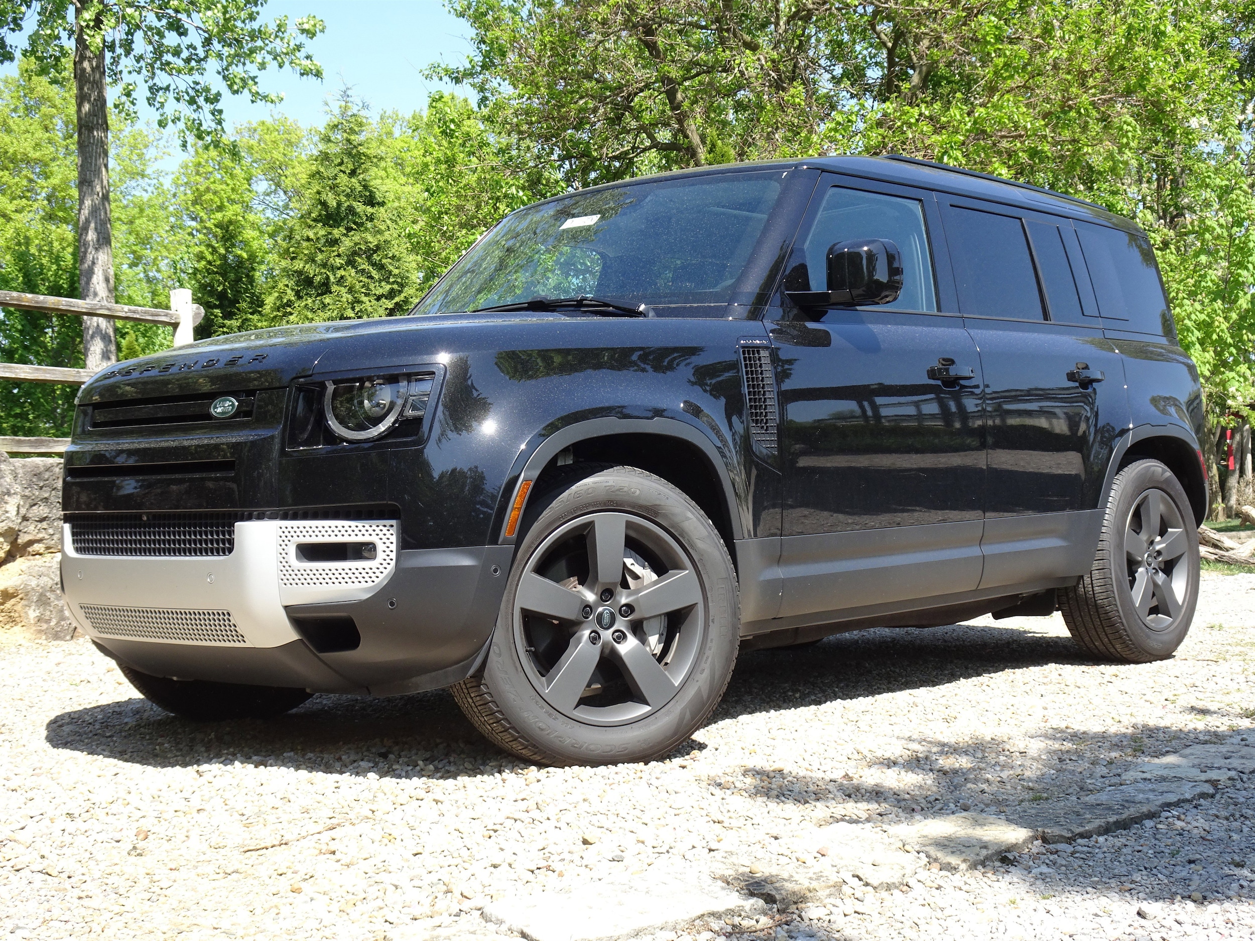 2025 Land Rover Defender 110 S P400's photo