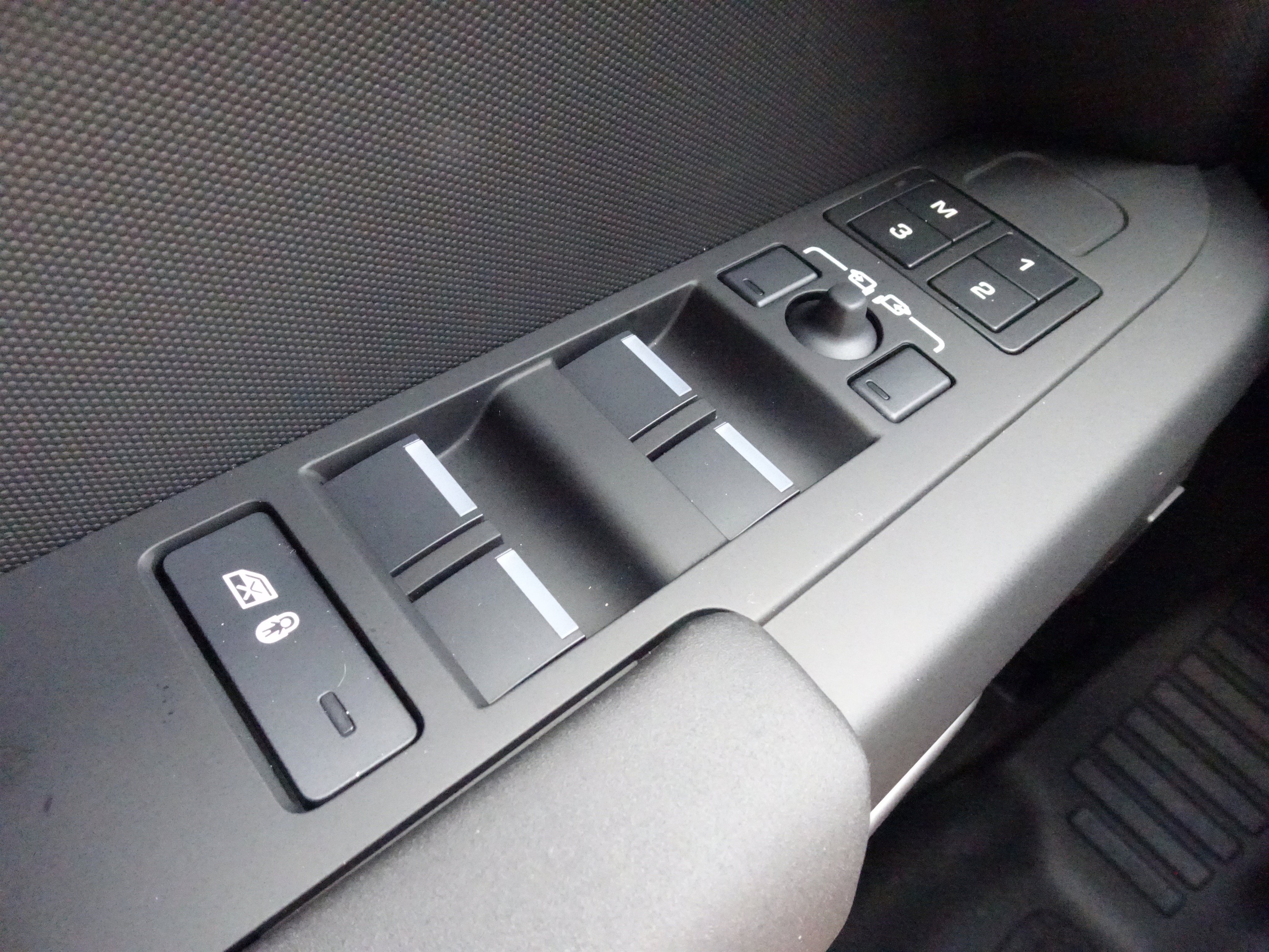 2025 Land Rover Defender S - Photo 28