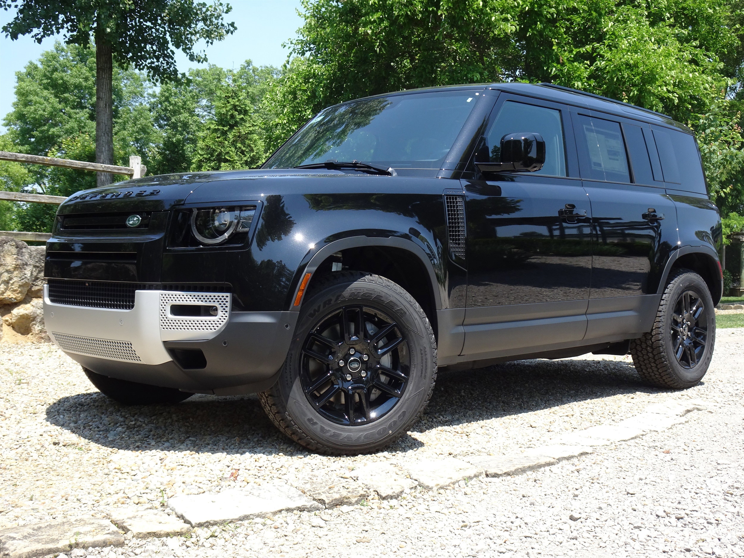 2025 Land Rover Defender S's photo