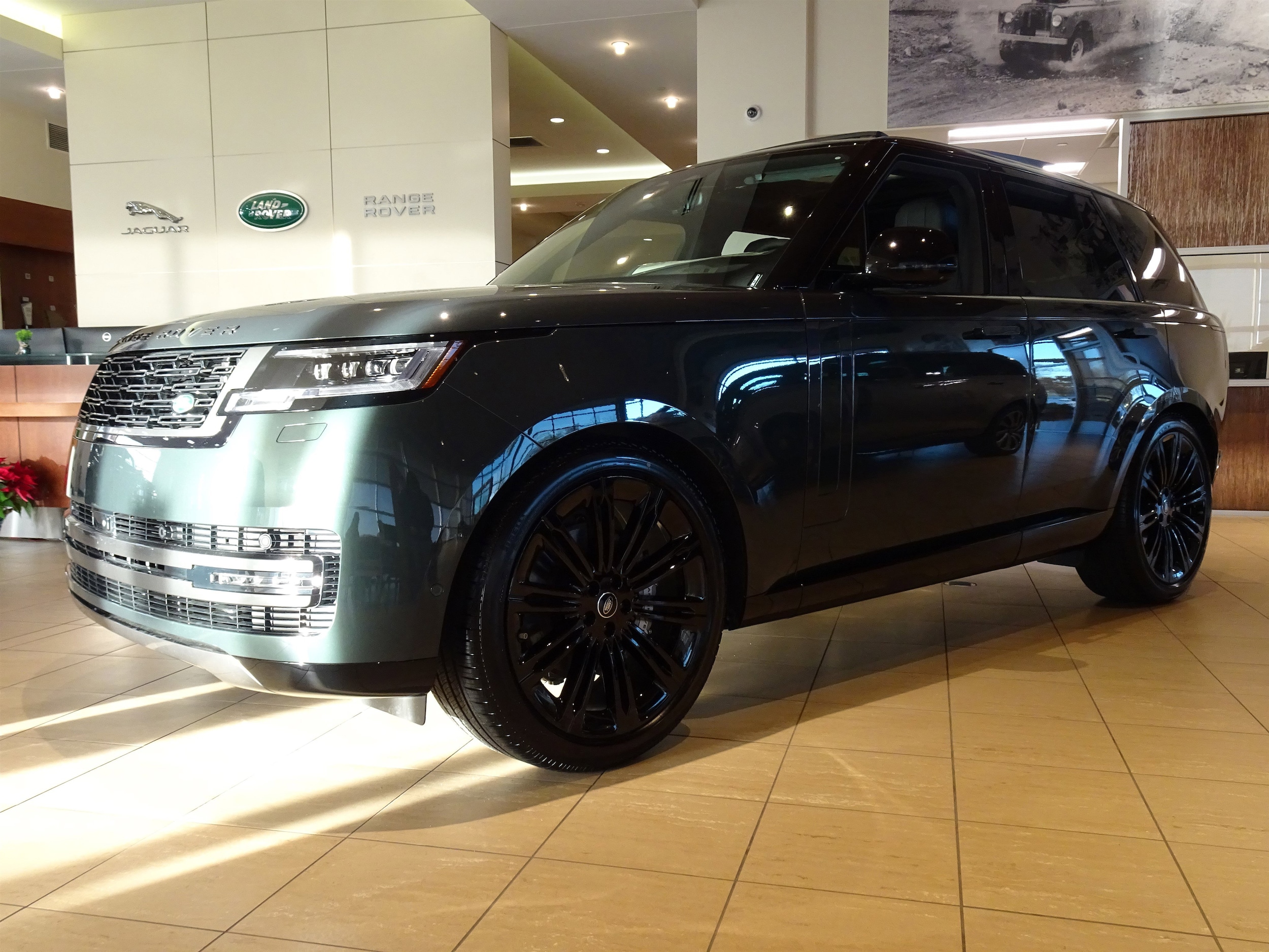 2025 Land Rover Range Rover SE's photo