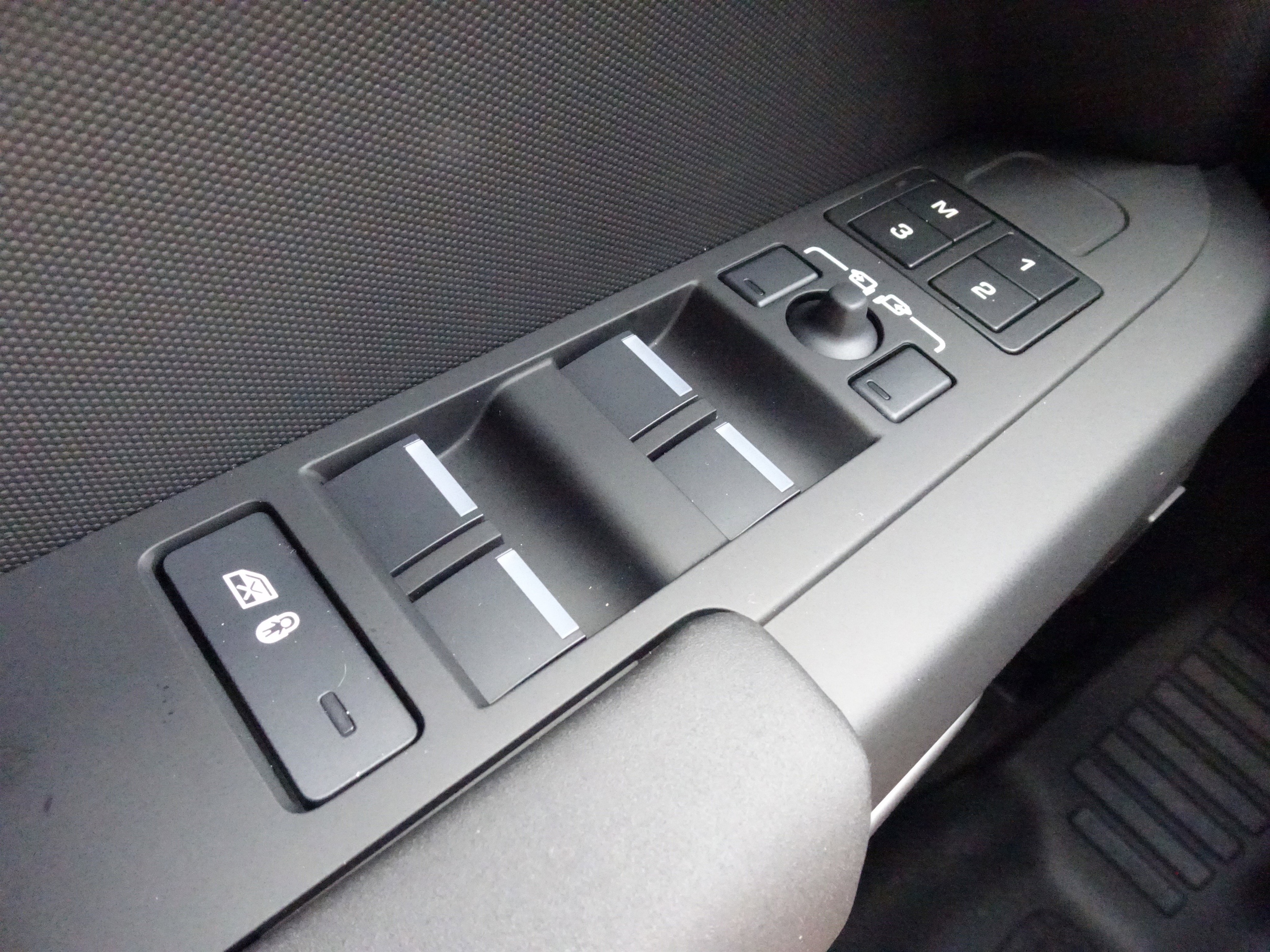 2025 Land Rover Defender S - Photo 28