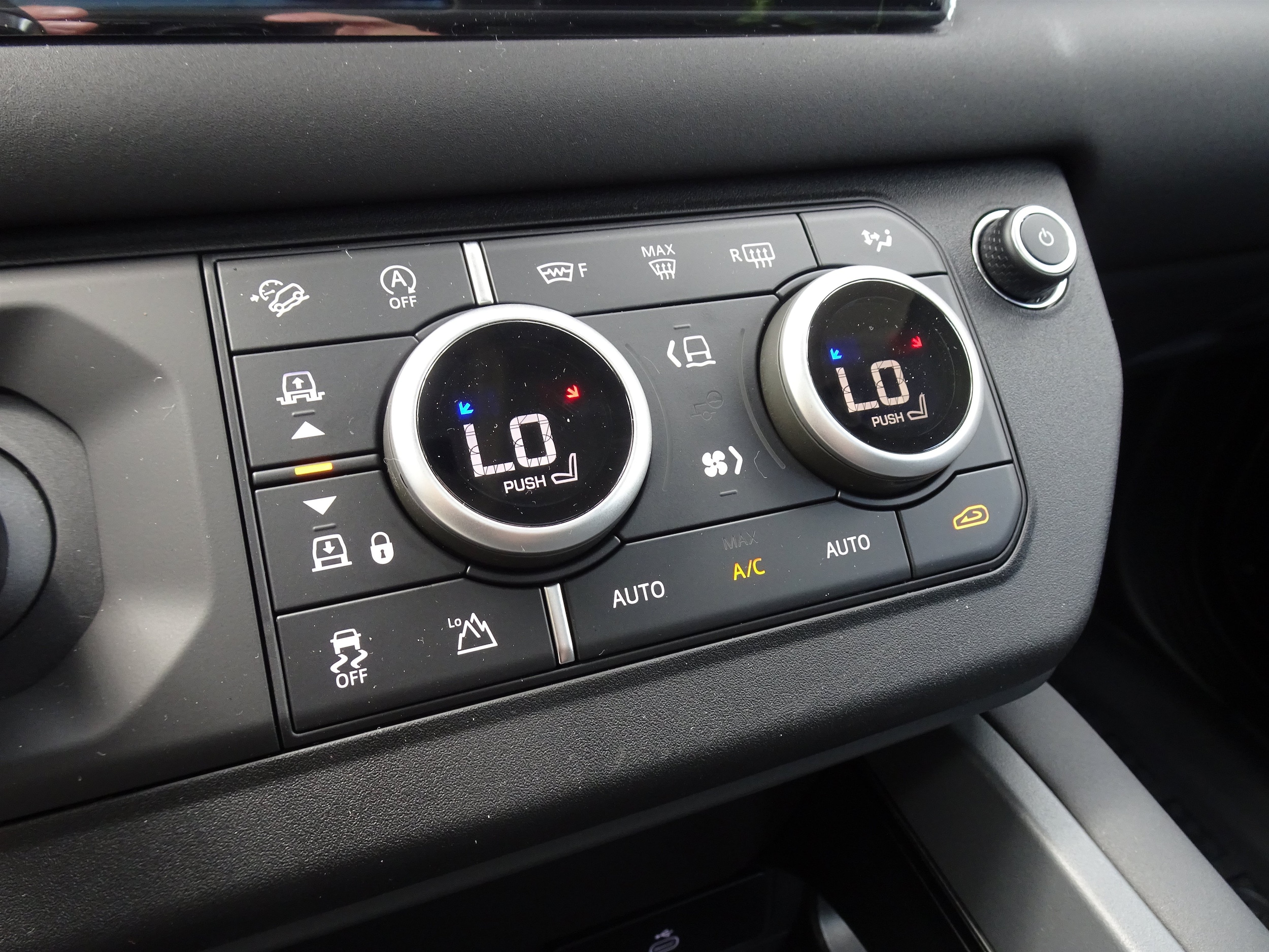 2025 Land Rover Defender S - Photo 24
