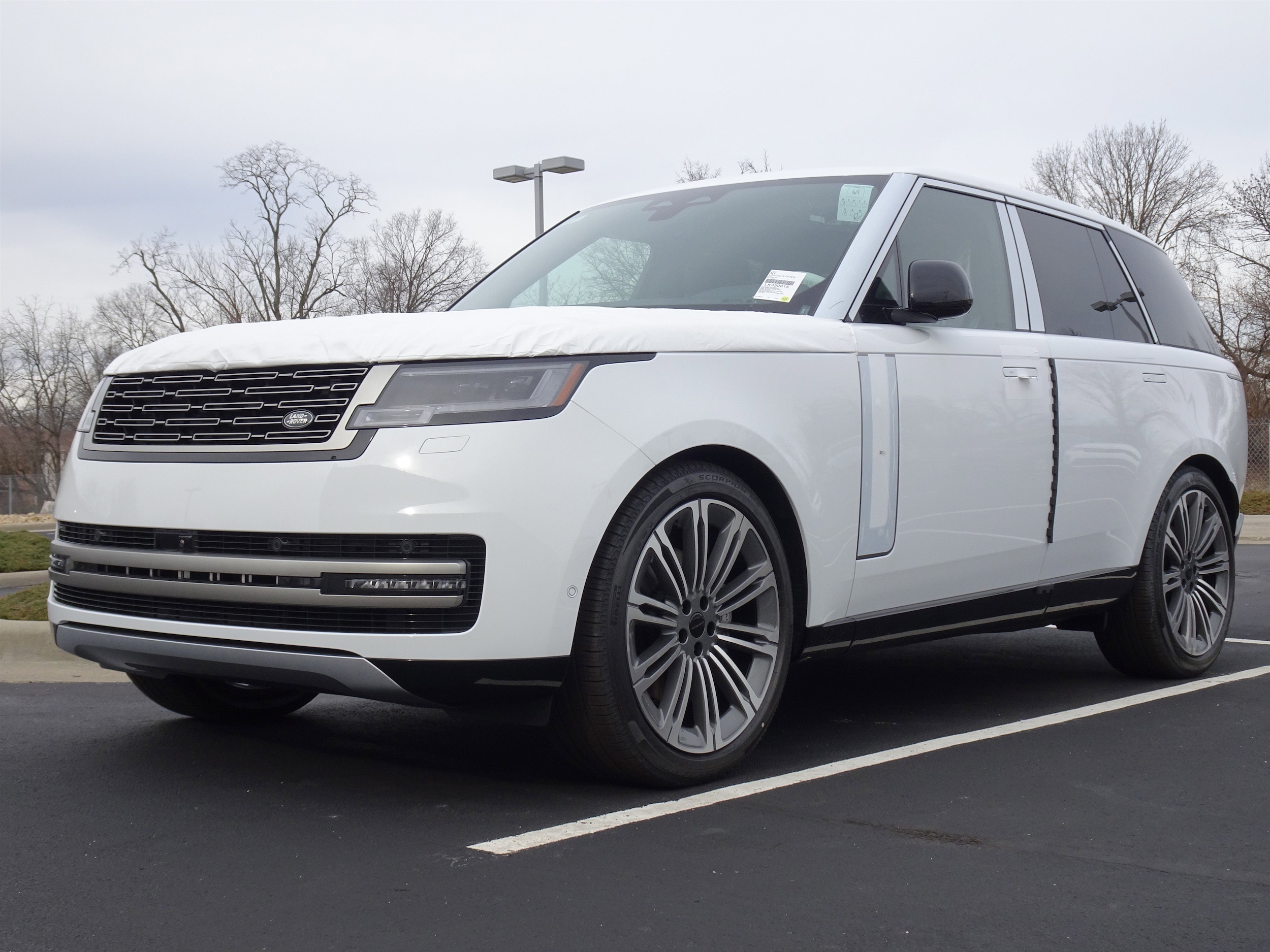 2026 Land Rover Range Rover SE's photo