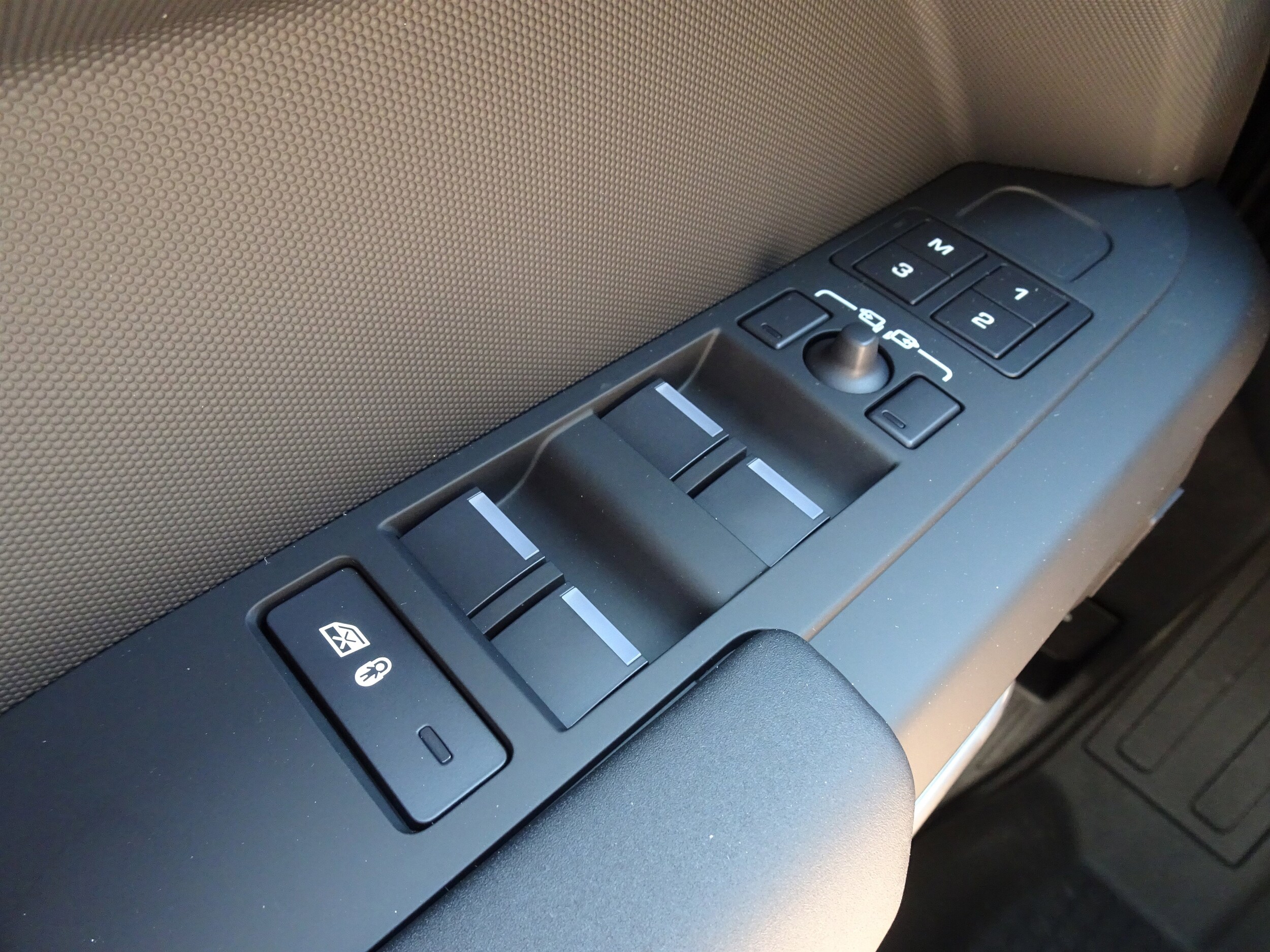 2025 Land Rover Defender S - Photo 30