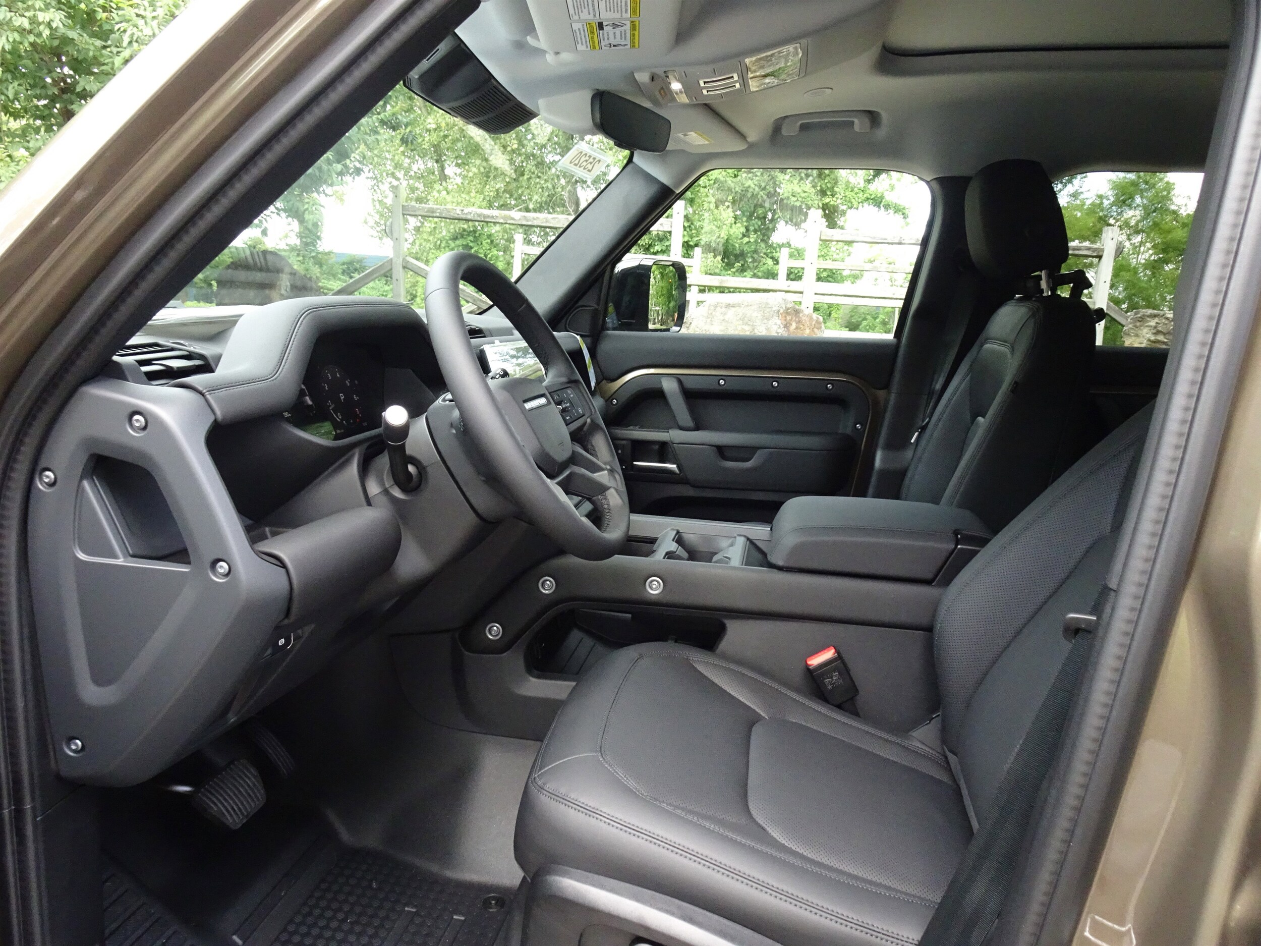 2025 Land Rover Defender 110 S photo 2