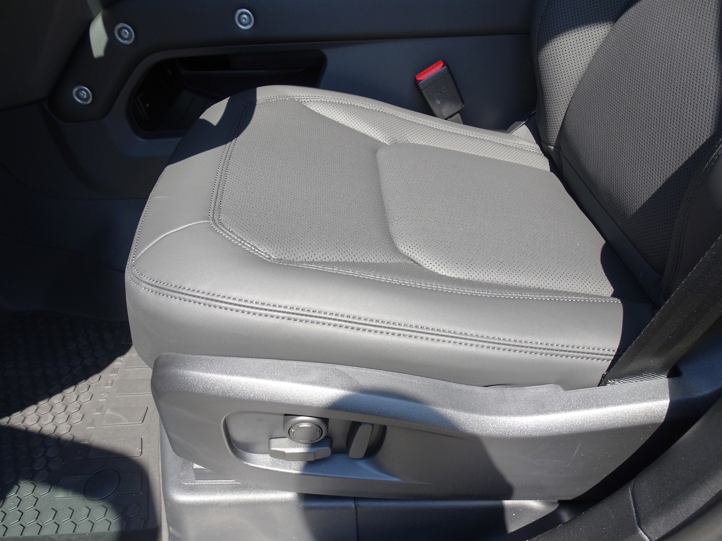 2025 Land Rover Defender S - Photo 17