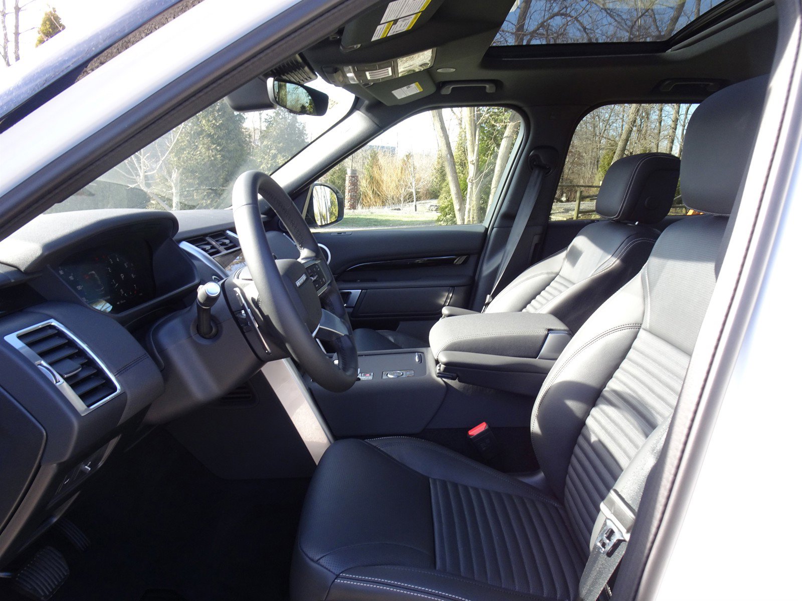 2025 Land Rover Discovery S photo 2