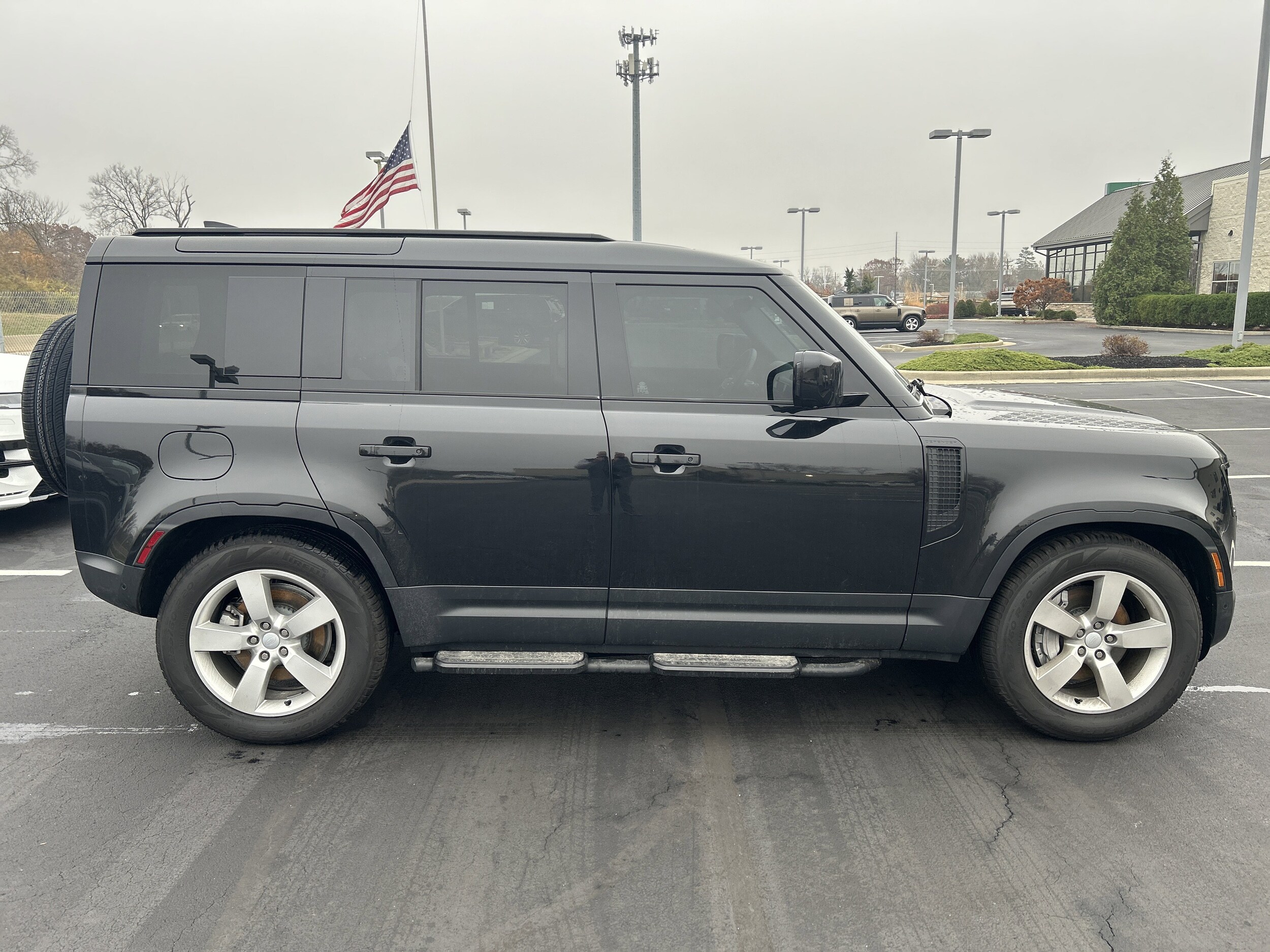2025 Land Rover Defender 110 S photo 3