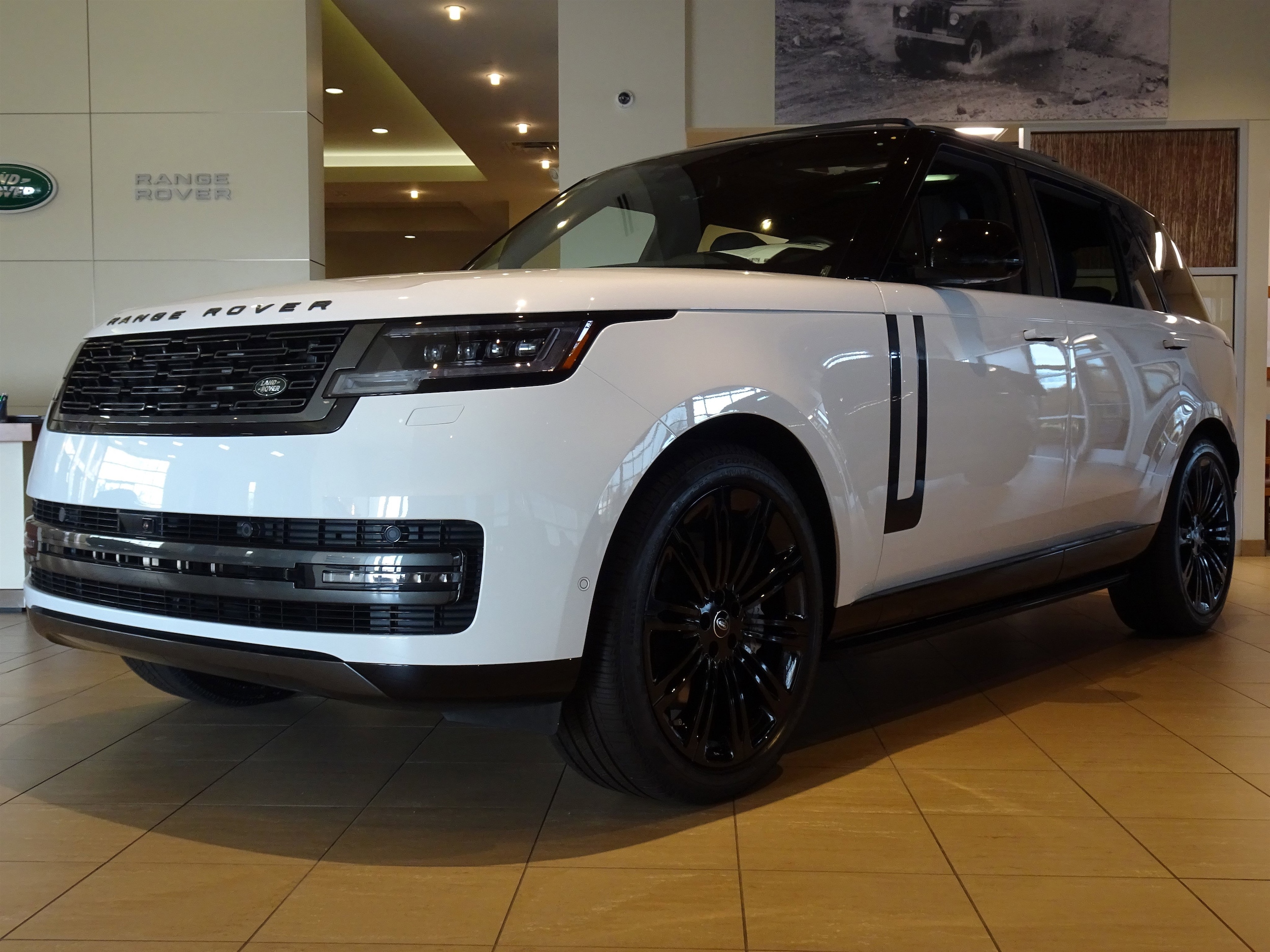2025 Land Rover Range Rover SE's photo