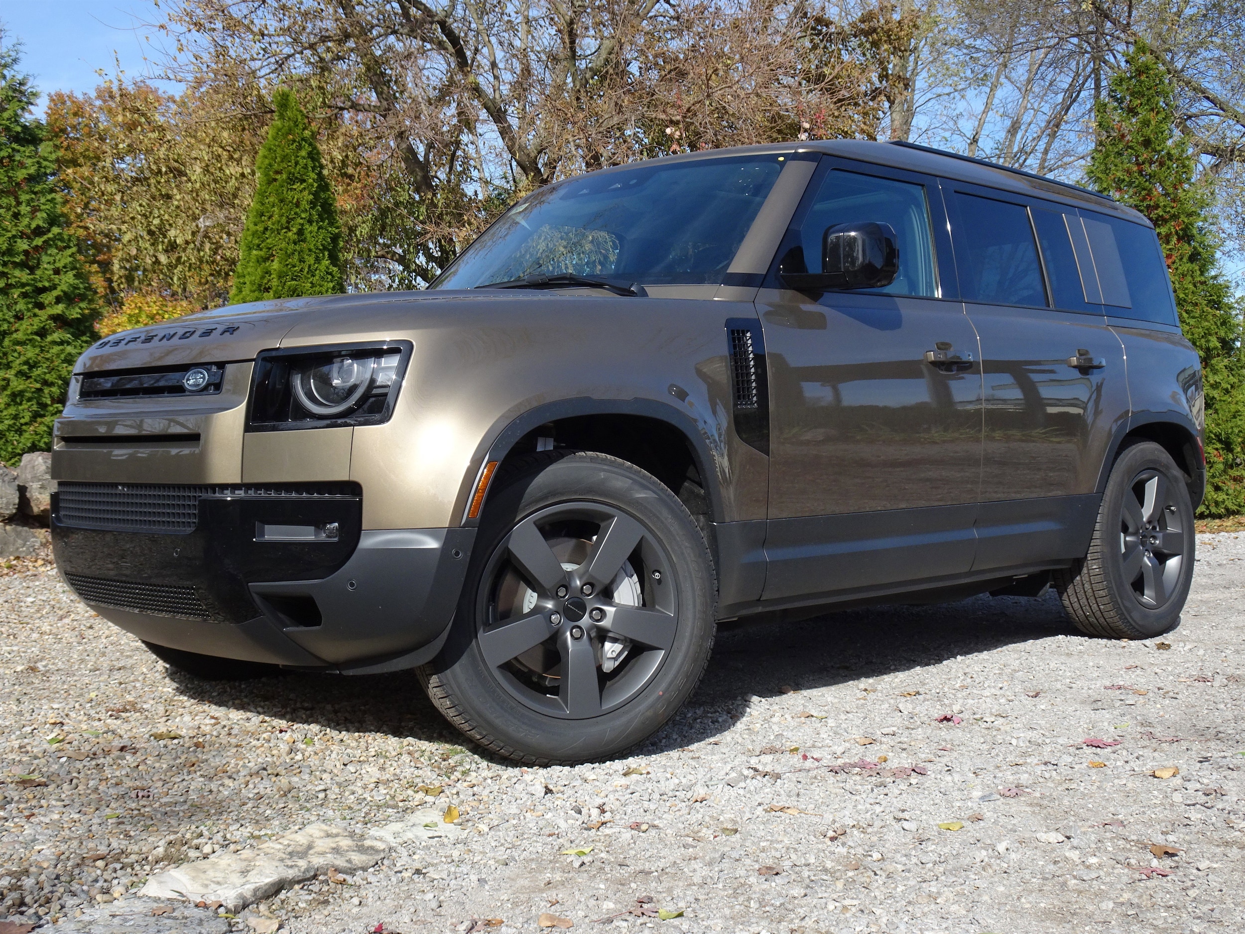 2026 Land Rover Defender S's photo