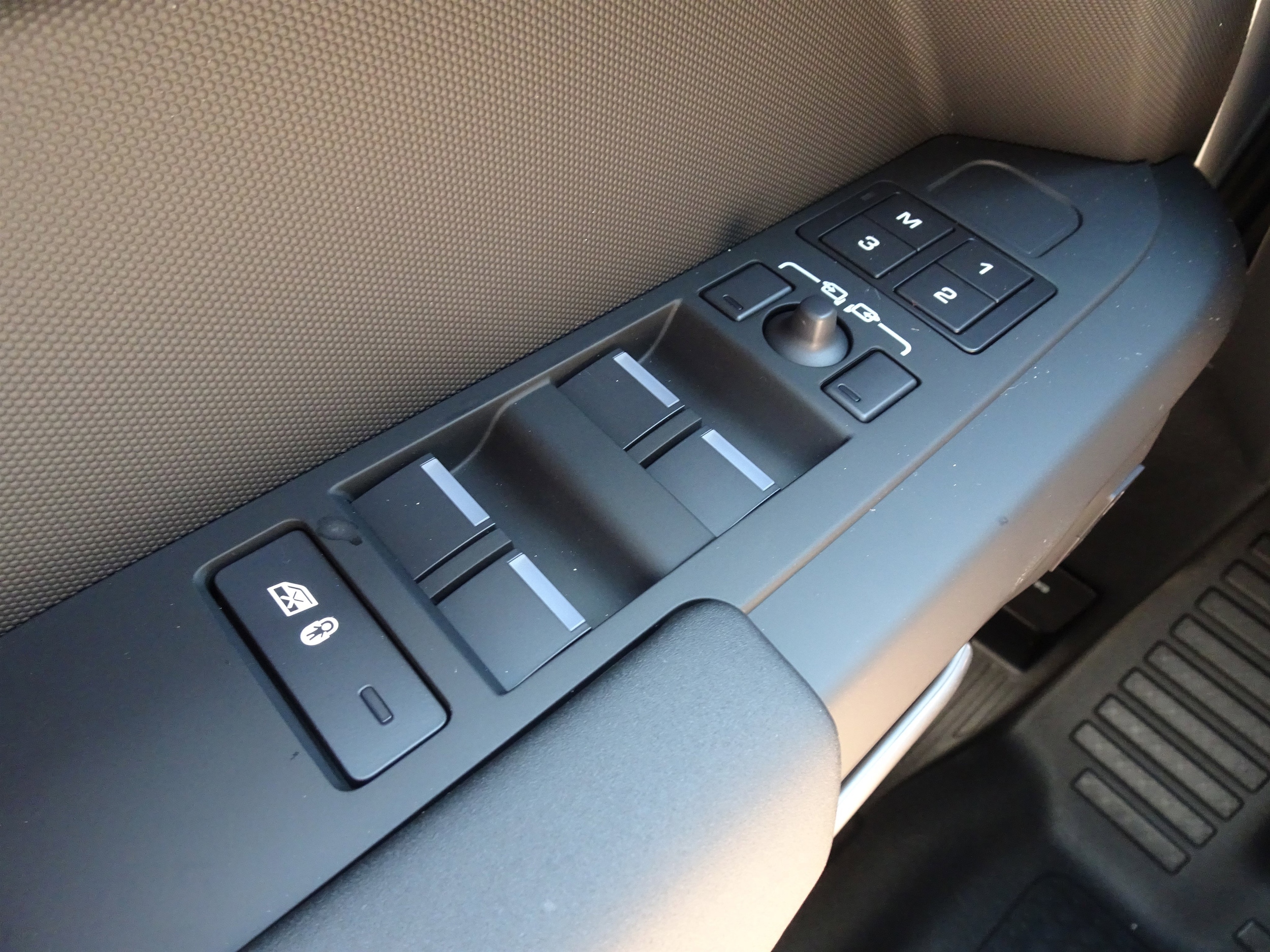 2025 Land Rover Defender S - Photo 20