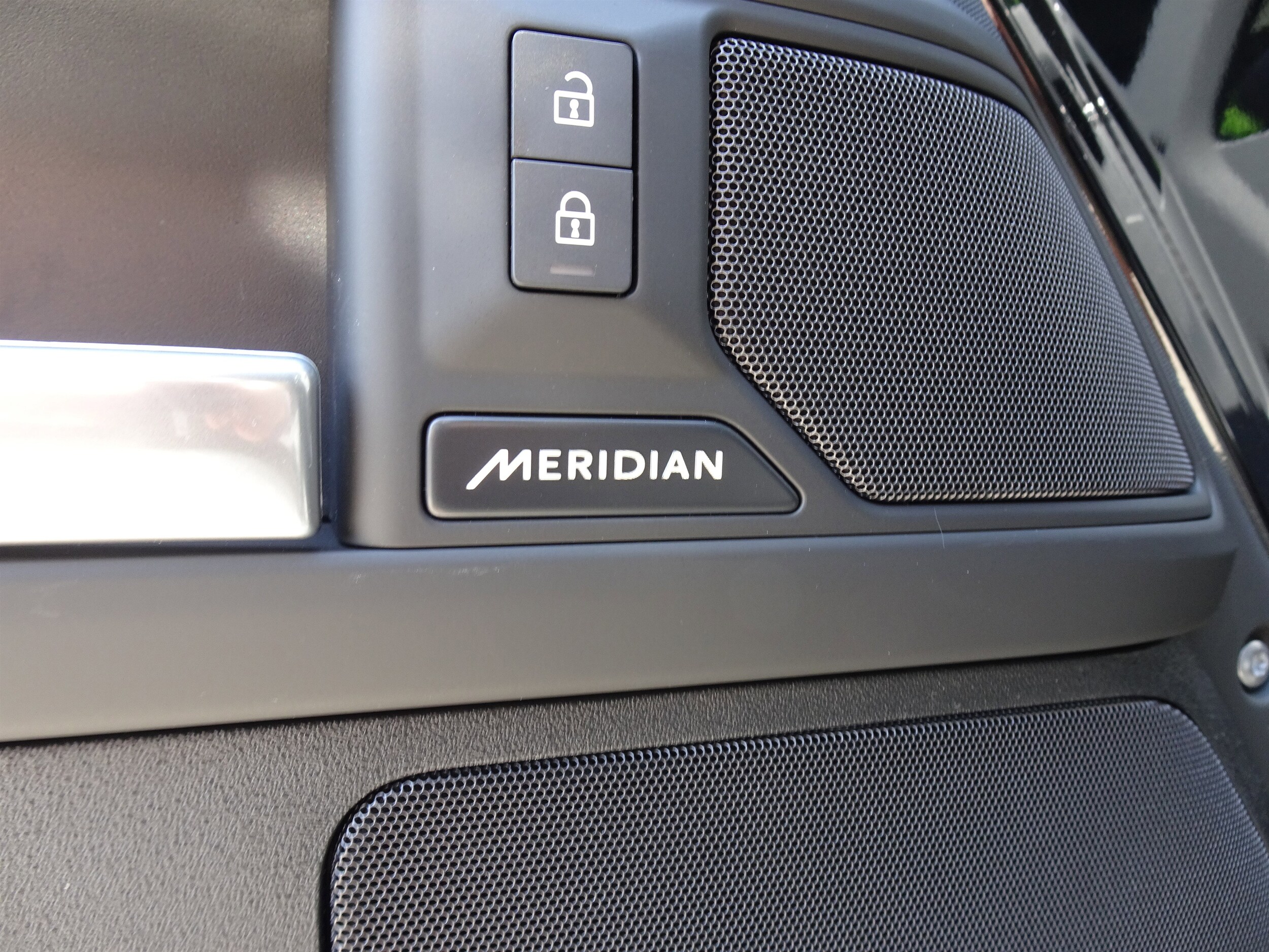 2025 Land Rover Defender S - Photo 21