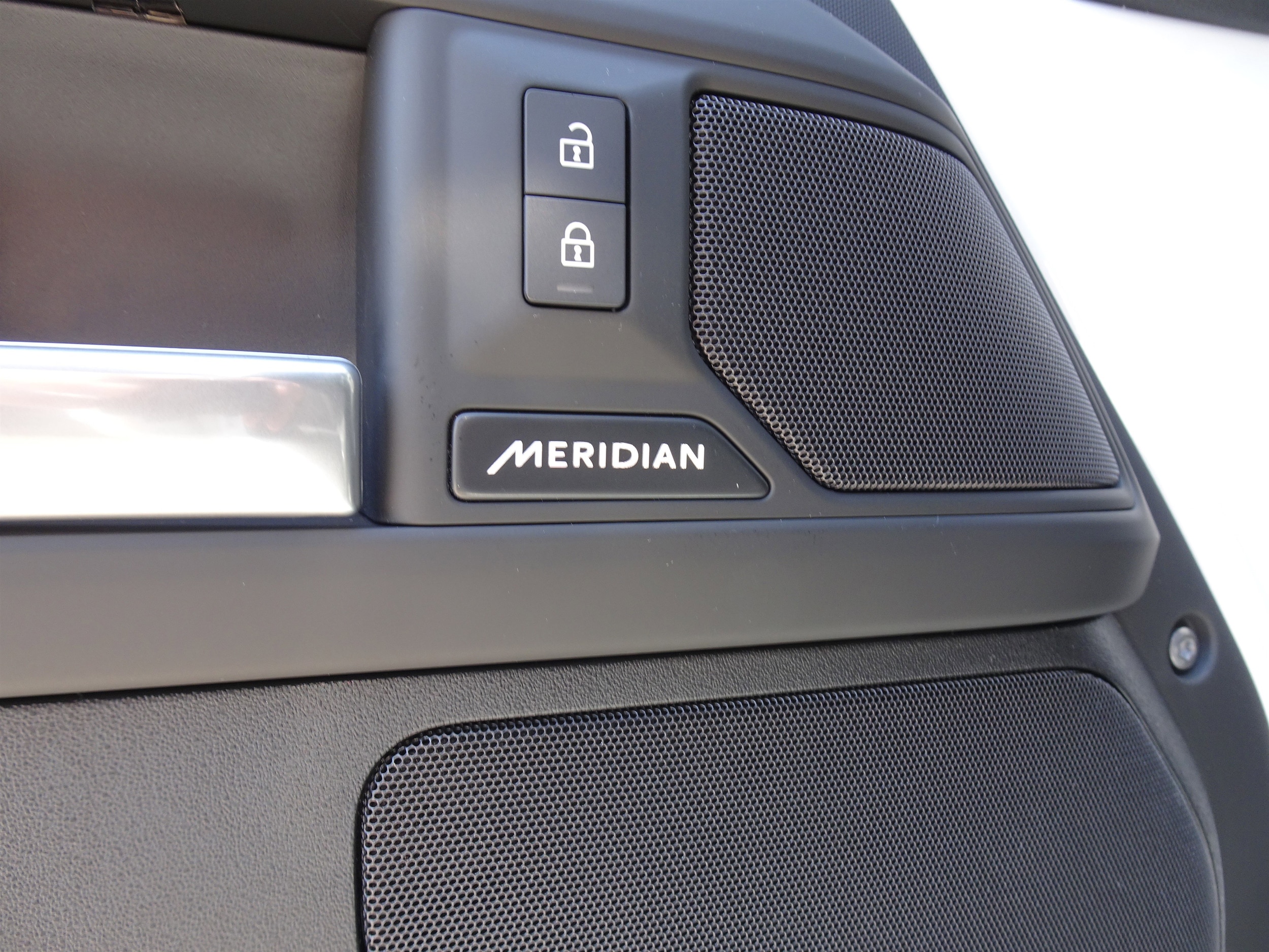 2025 Land Rover Defender S - Photo 9