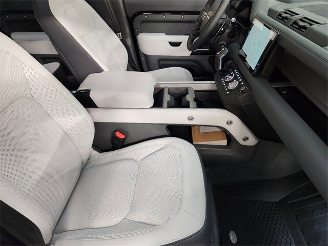 2025 Land Rover Defender 110 V8 photo 3