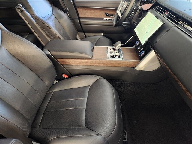 2023 Land Rover Range Rover SE photo 3