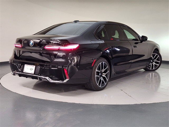 2025 Bmw 740i Sedan photo 2