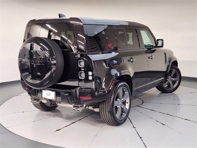 2025 Land Rover Defender 110 V8 photo 2