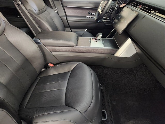 2025 Land Rover Range Rover SE photo 2