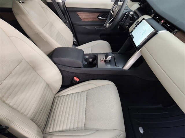2025 Land Rover Discovery Sport S photo 3