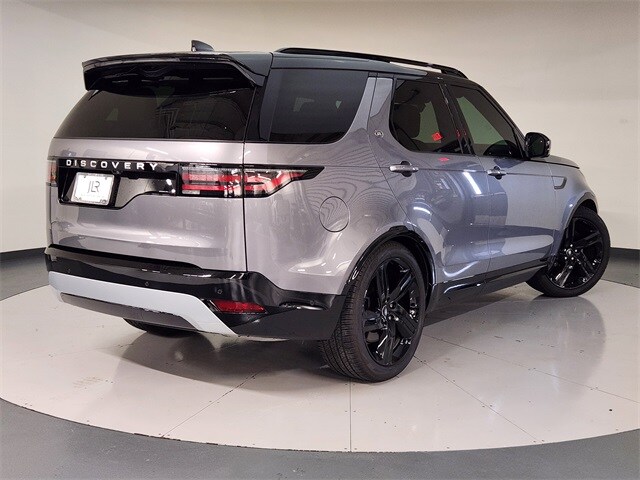 2024 Land Rover Discovery Metropolitan Edition photo 2