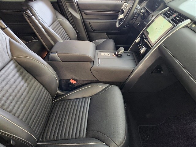 2024 Land Rover Discovery Metropolitan Edition photo 3
