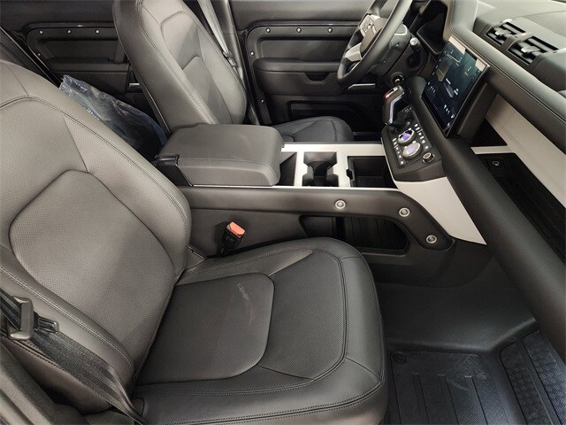 2025 Land Rover Defender 130 X-Dynamic SE photo 2