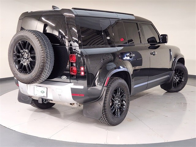 2022 Land Rover Defender S photo 2