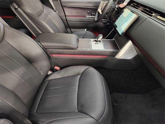 2025 Land Rover Range Rover SE photo 3