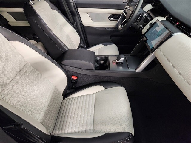 2025 Land Rover Discovery Sport Dynamic SE photo 3