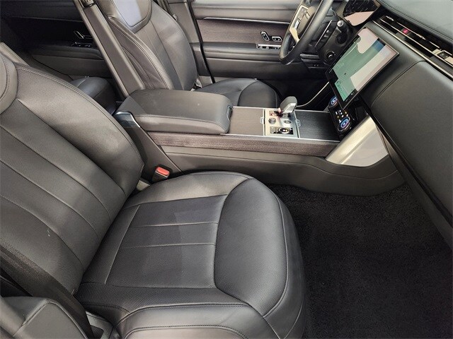 2023 Land Rover Range Rover SE photo 3