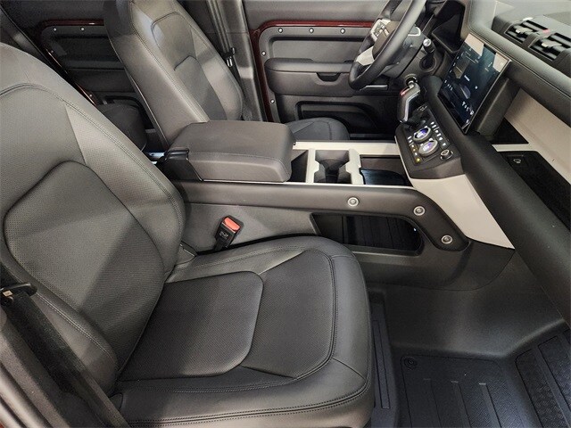 2025 Land Rover Defender 130 X-Dynamic SE photo 2