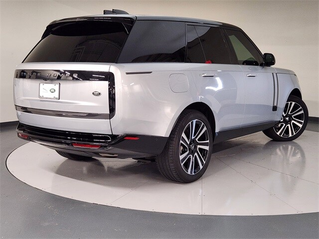 2023 Land Rover Range Rover SE photo 2